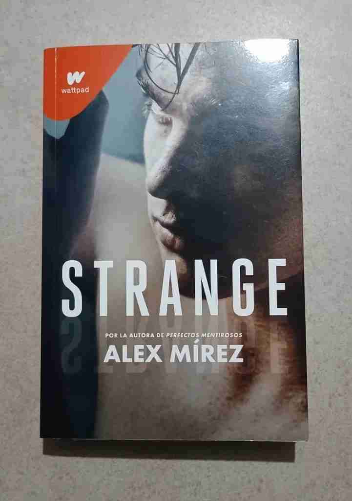 Libro 'Strange' de Alex Mírez