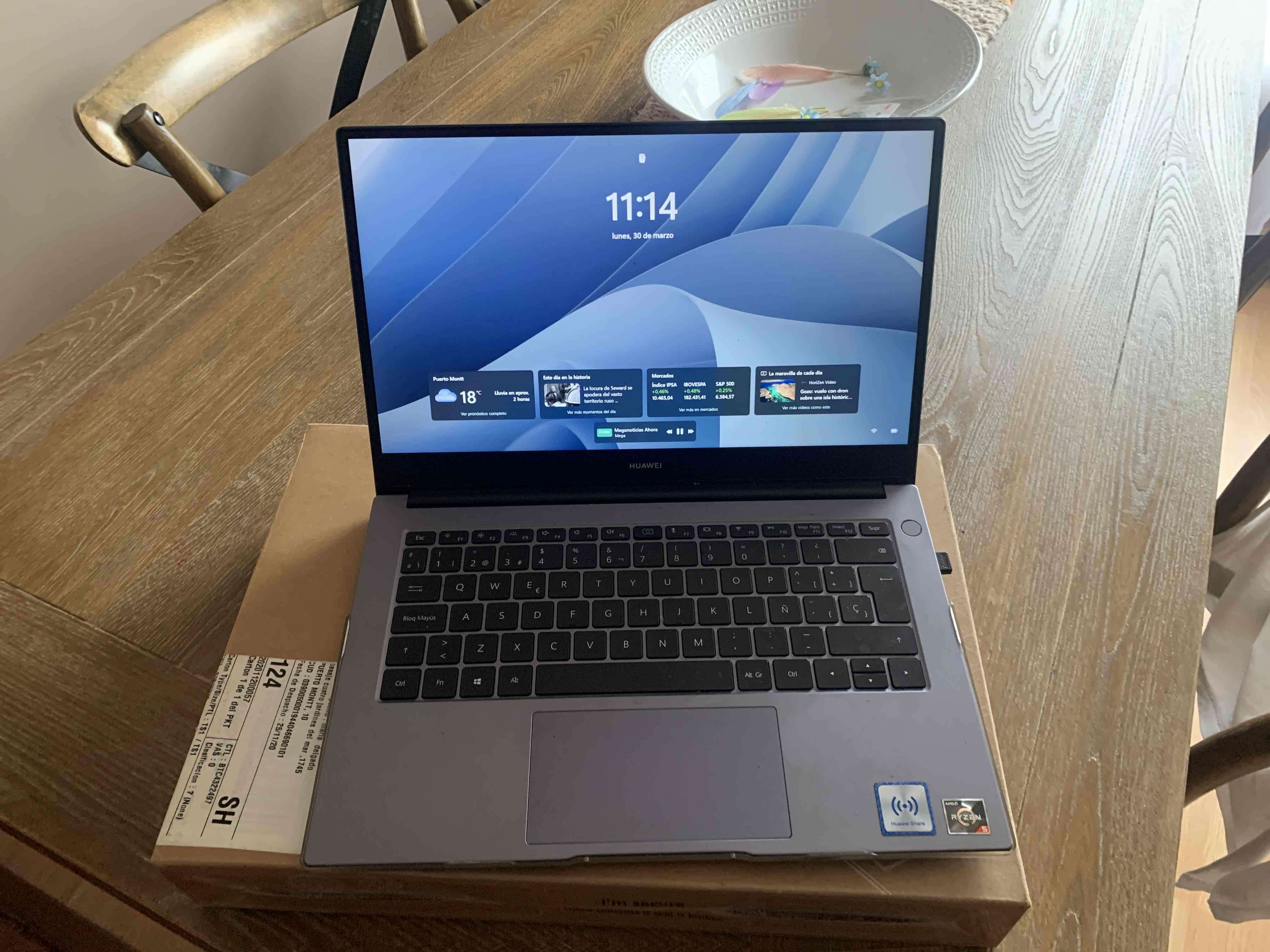 Laptop Huawei gris metálico - miniatura 2