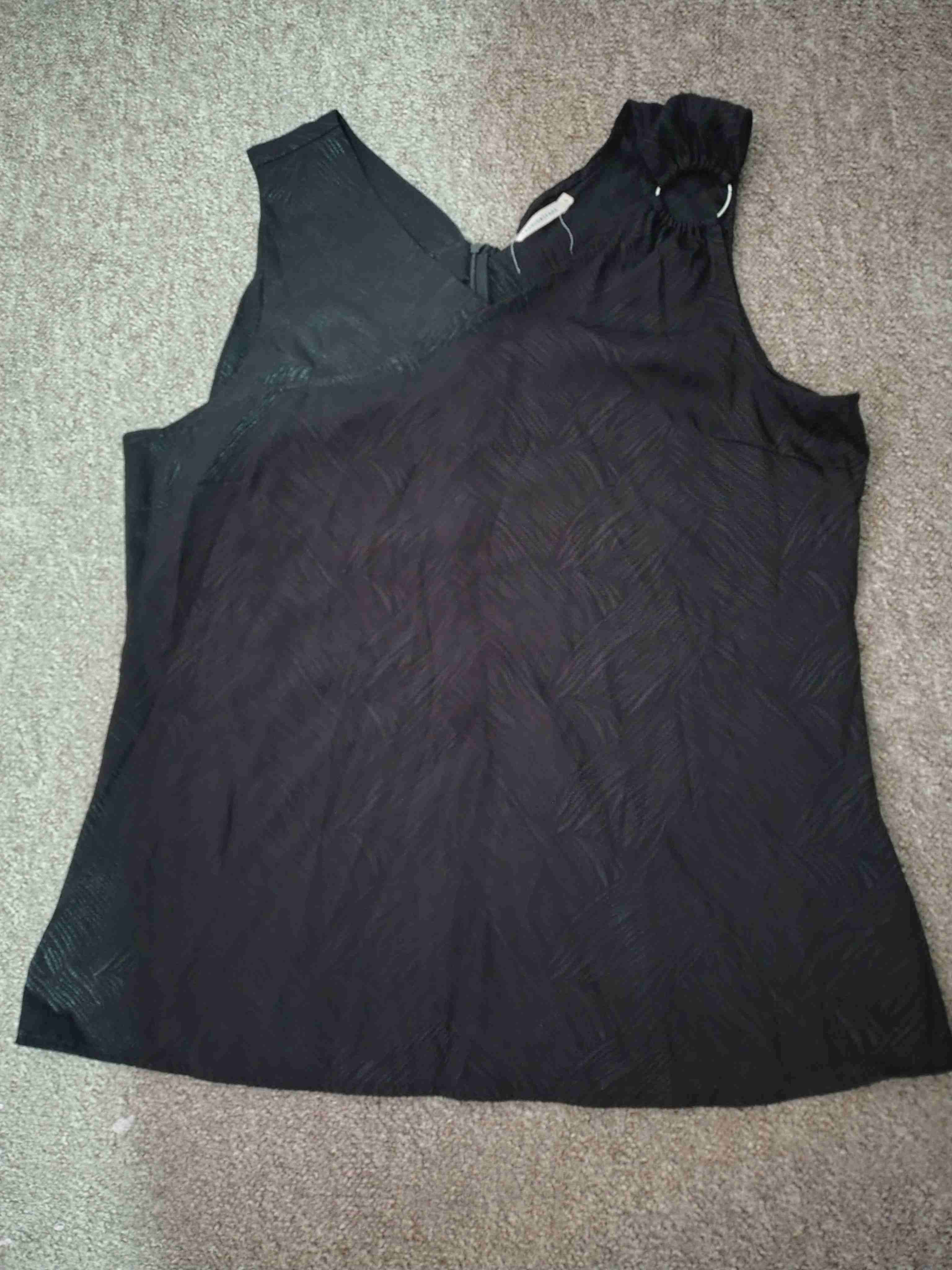 Blusa negra sin mangas