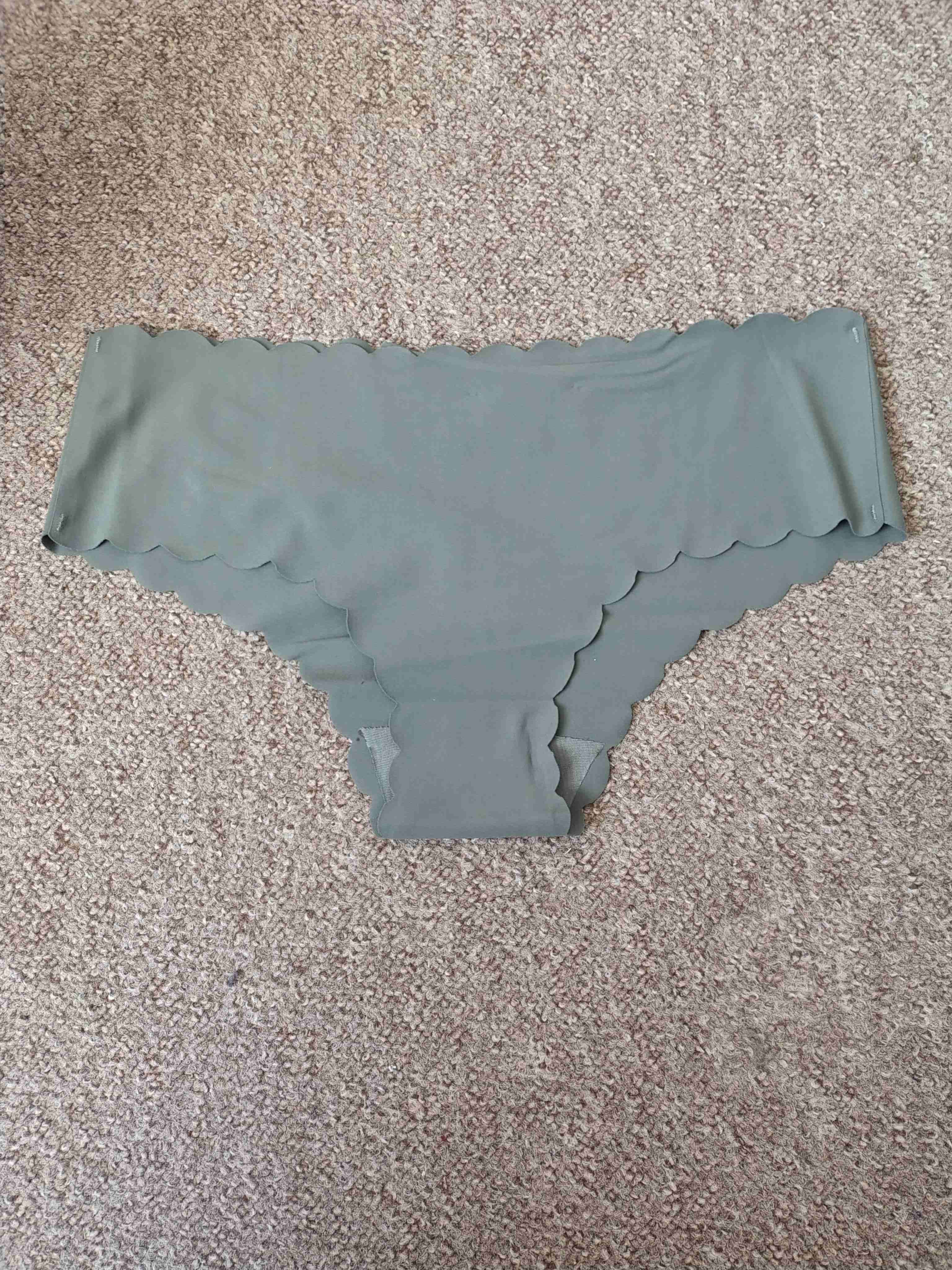 Calzón gris con bordes festoneados