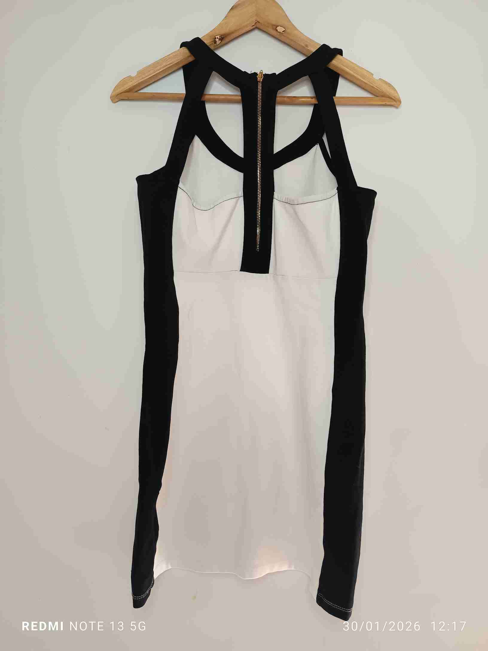 Vestido blanco y negro estilo casual - miniatura 2