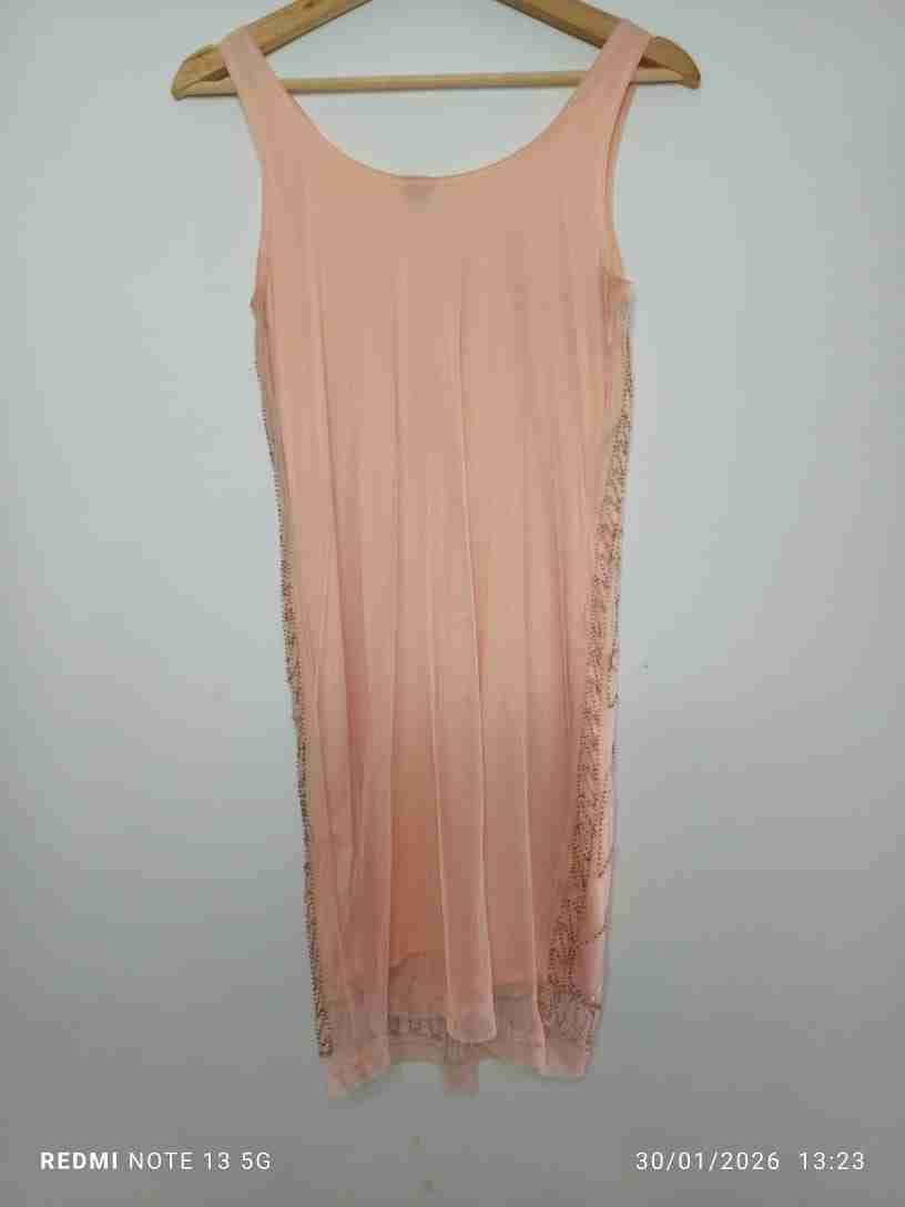 Vestido rosa con lentejuelas - miniatura 2