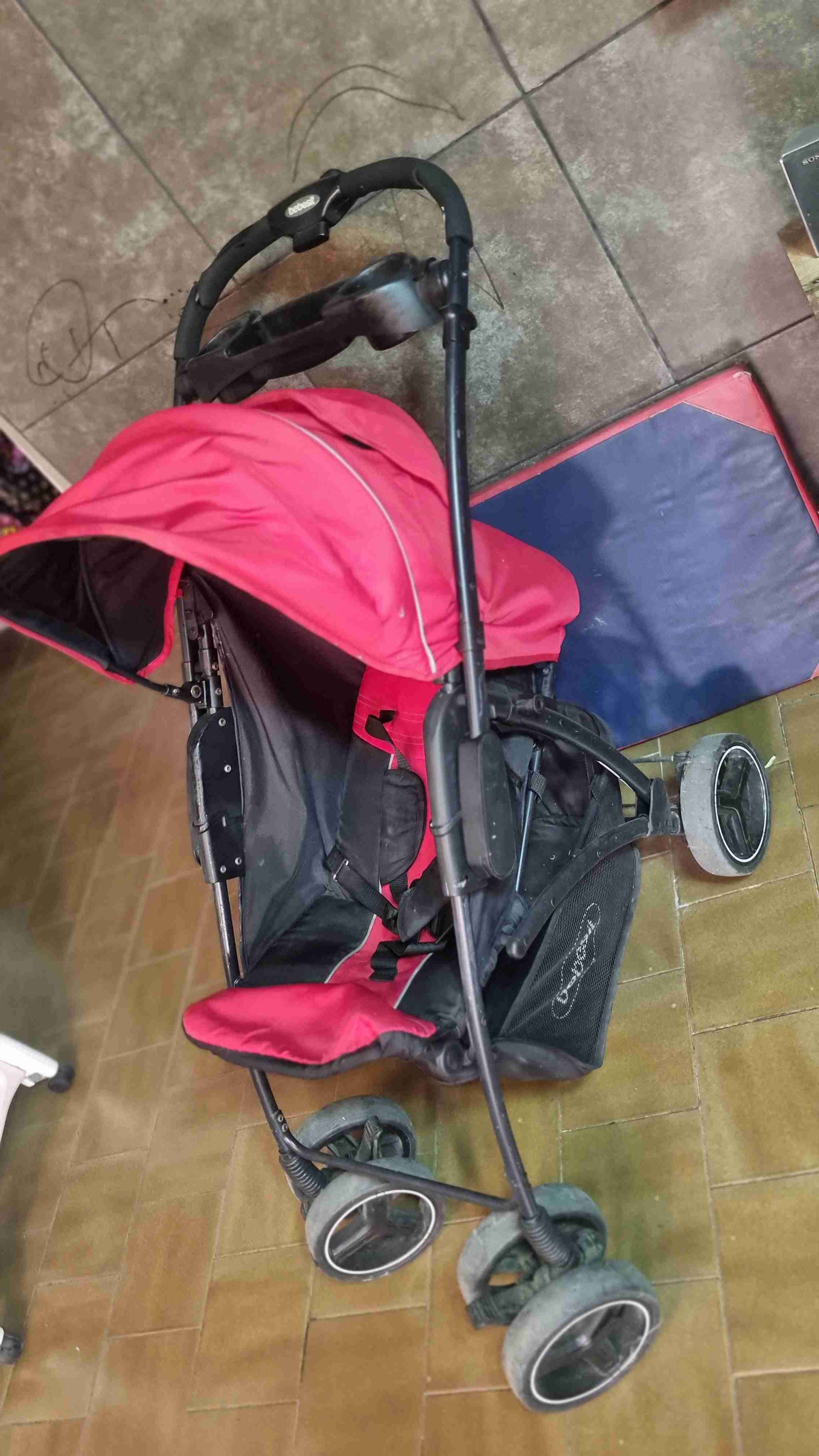 Coche de bebé rojo plegable - miniatura 3