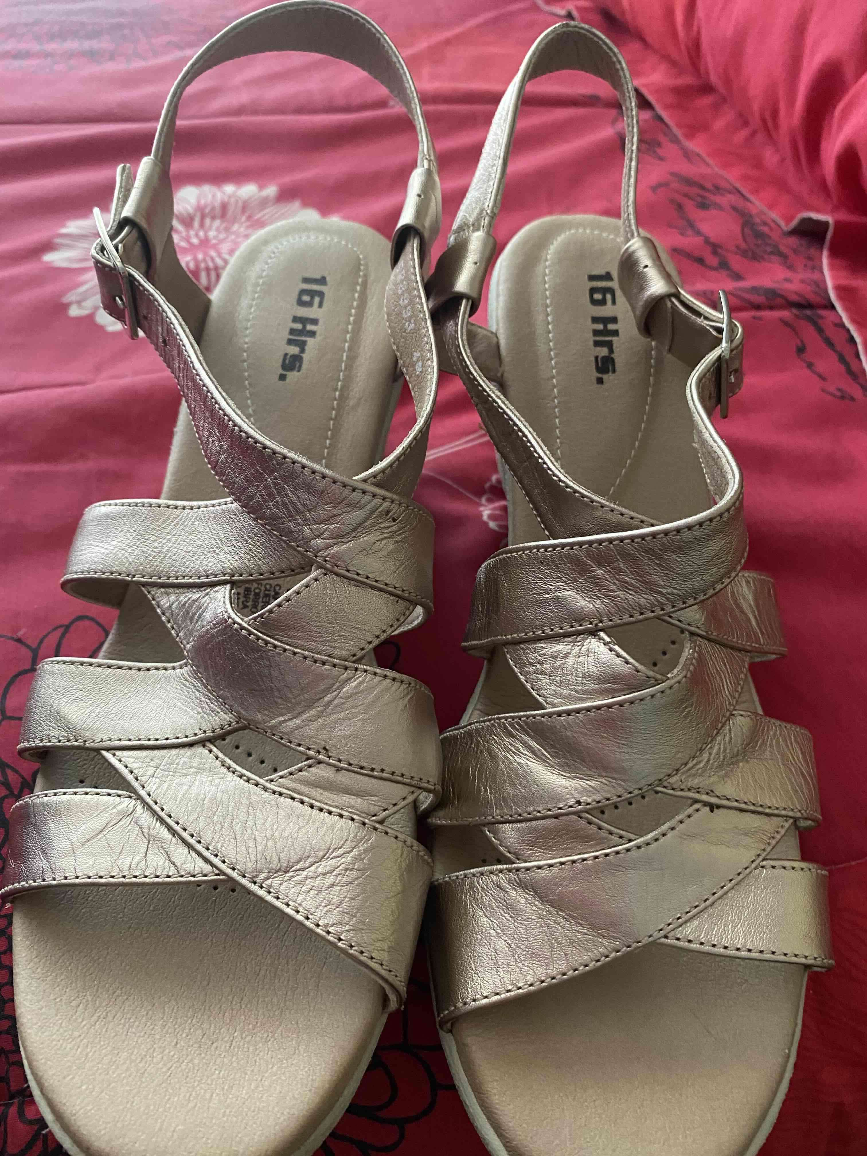Sandalias dé cuero ,doradas elegantes 16 horas