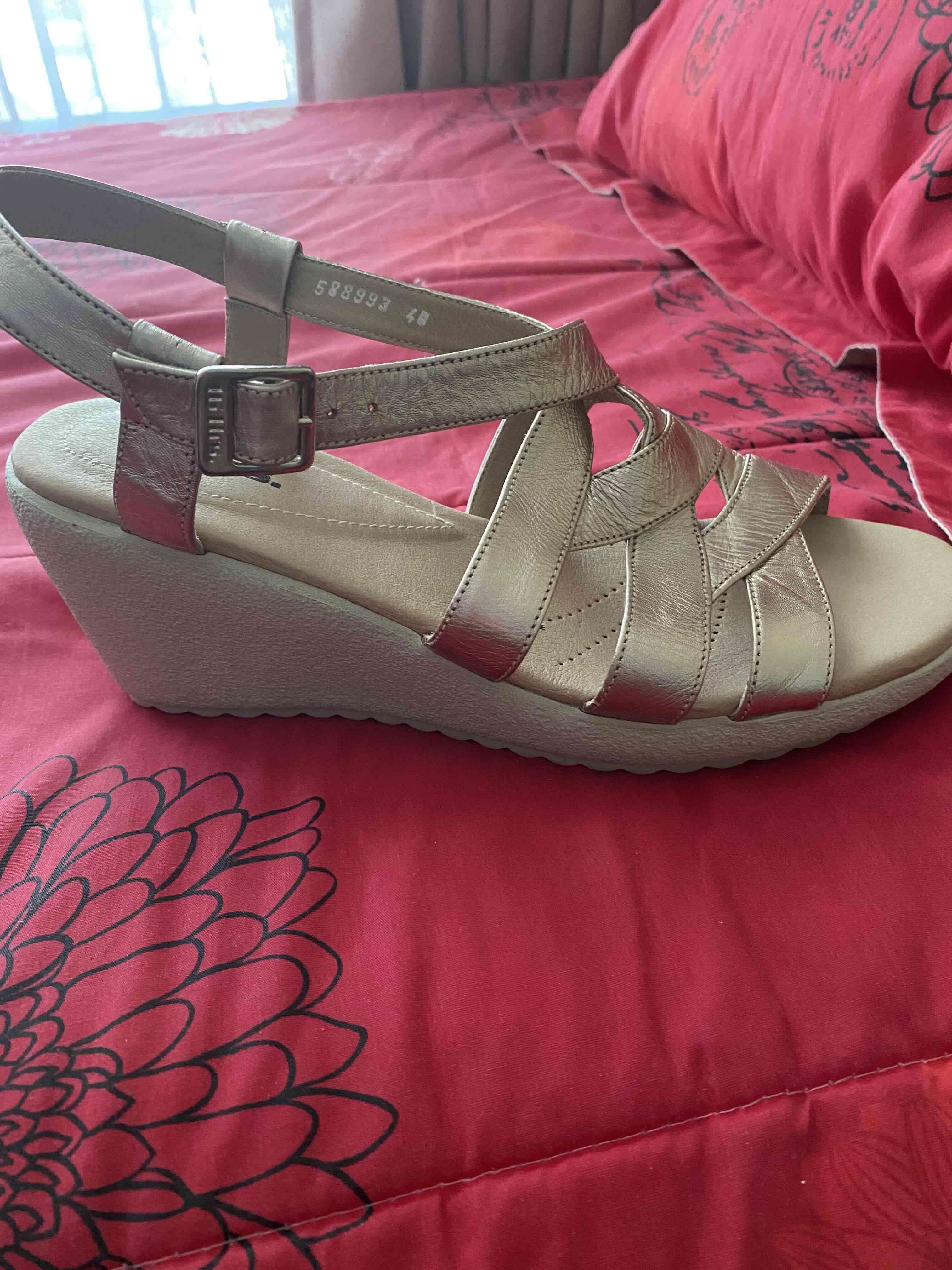 Sandalias dé cuero ,doradas elegantes 16 horas - miniatura 2