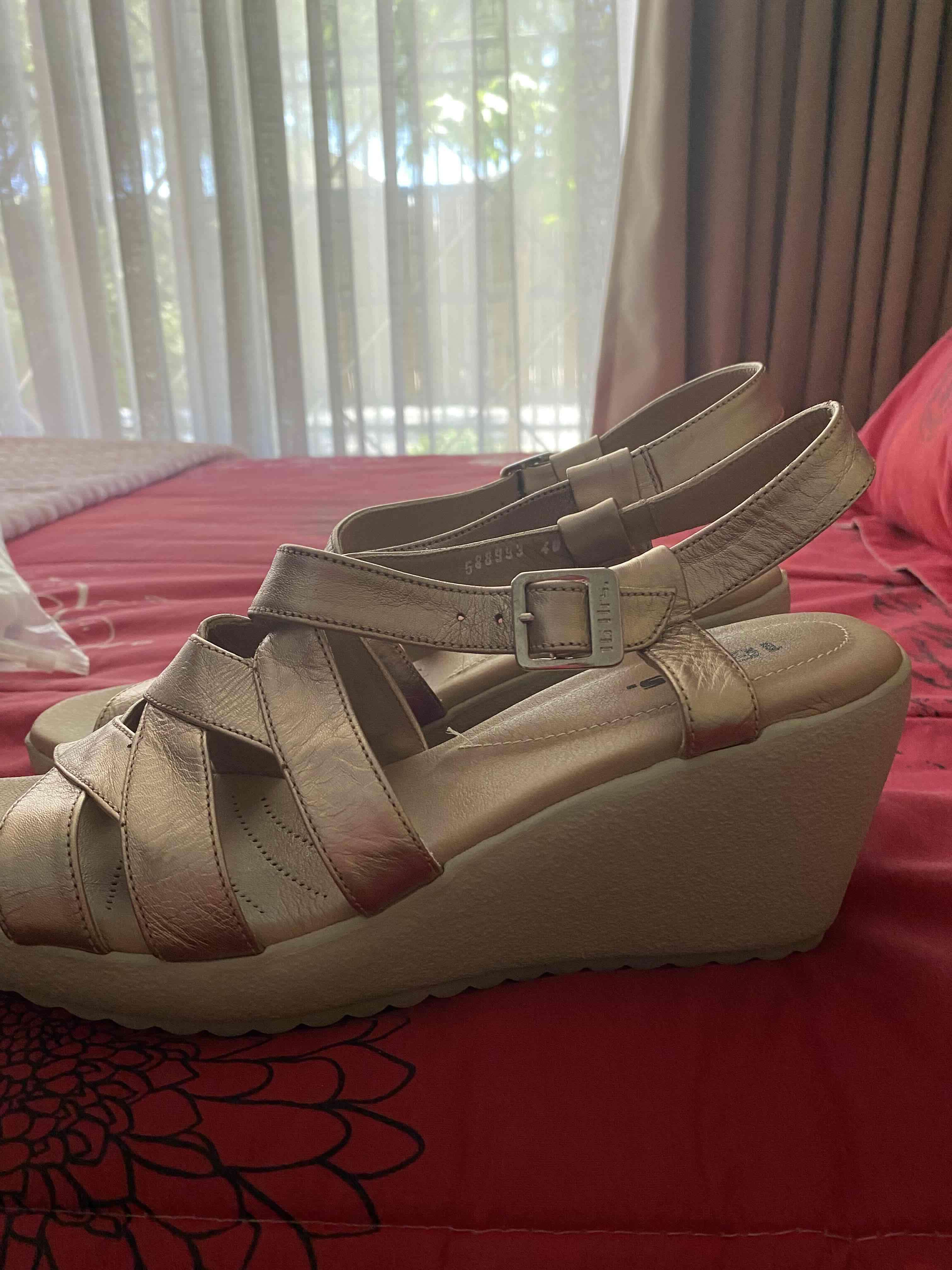 Sandalias dé cuero ,doradas elegantes 16 horas - miniatura 3