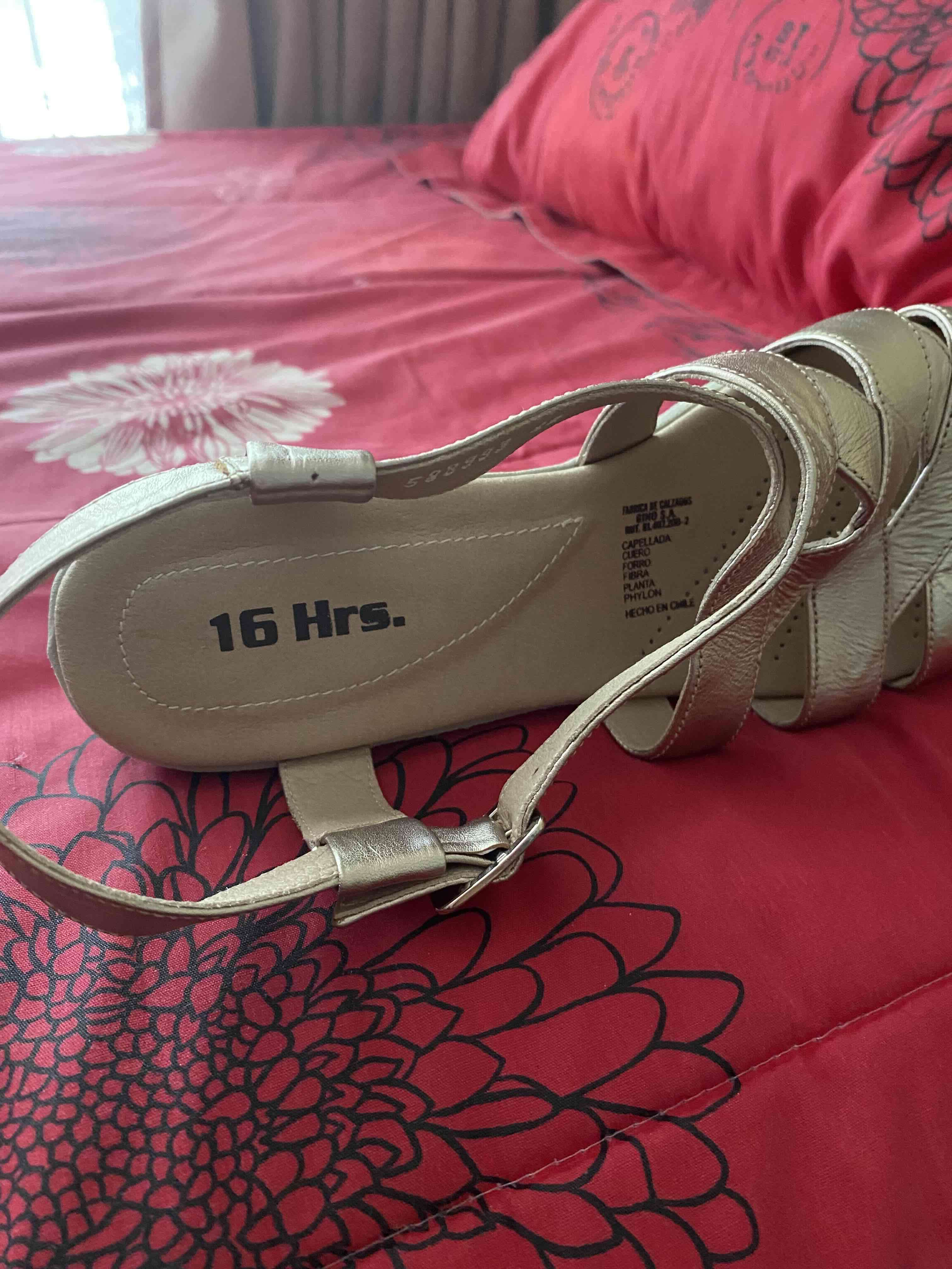 Sandalias dé cuero ,doradas elegantes 16 horas - miniatura 4