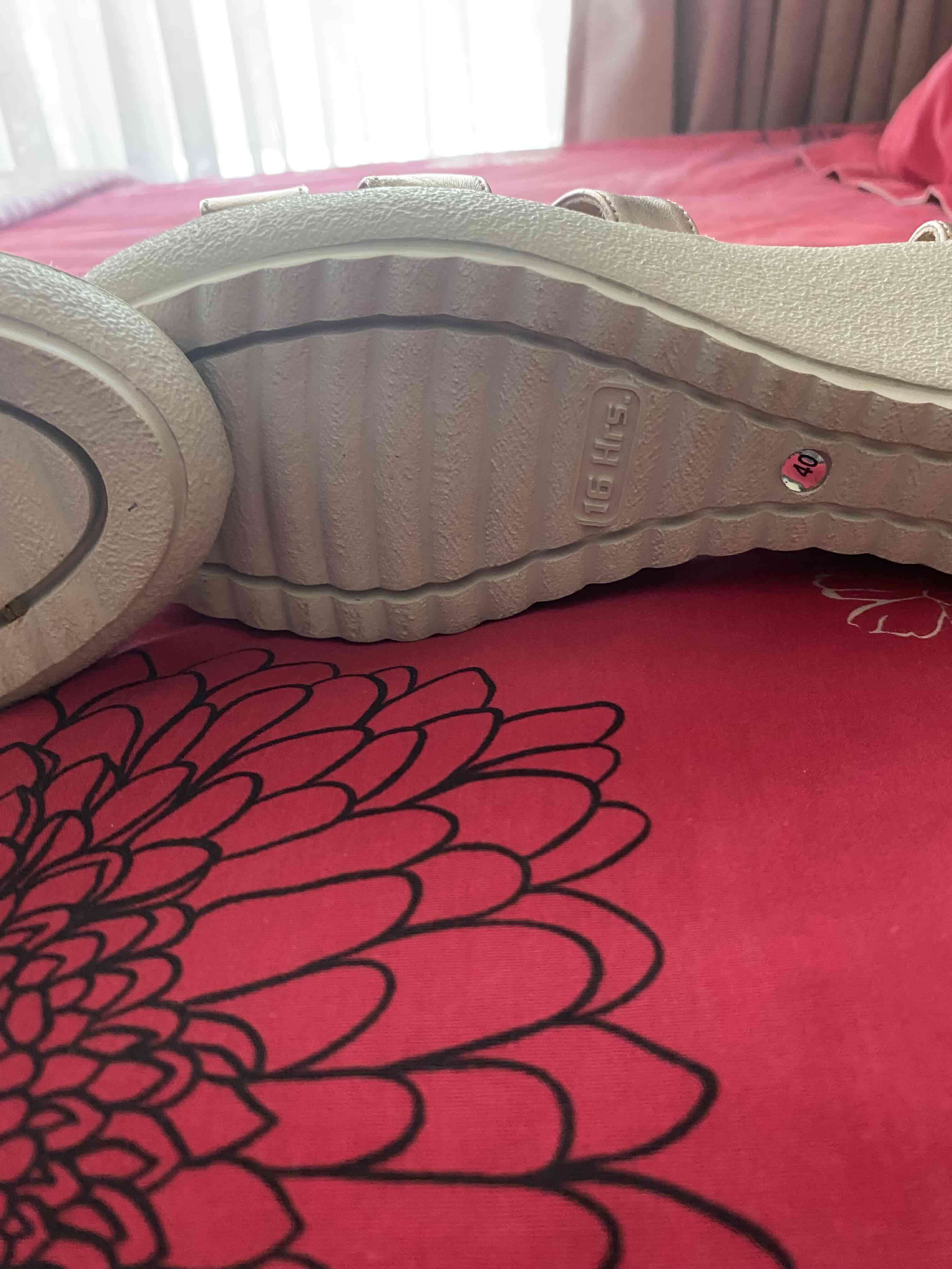 Sandalias dé cuero ,doradas elegantes 16 horas - miniatura 5