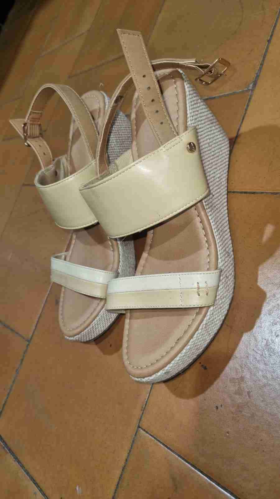 Sandalias beige de plataforma