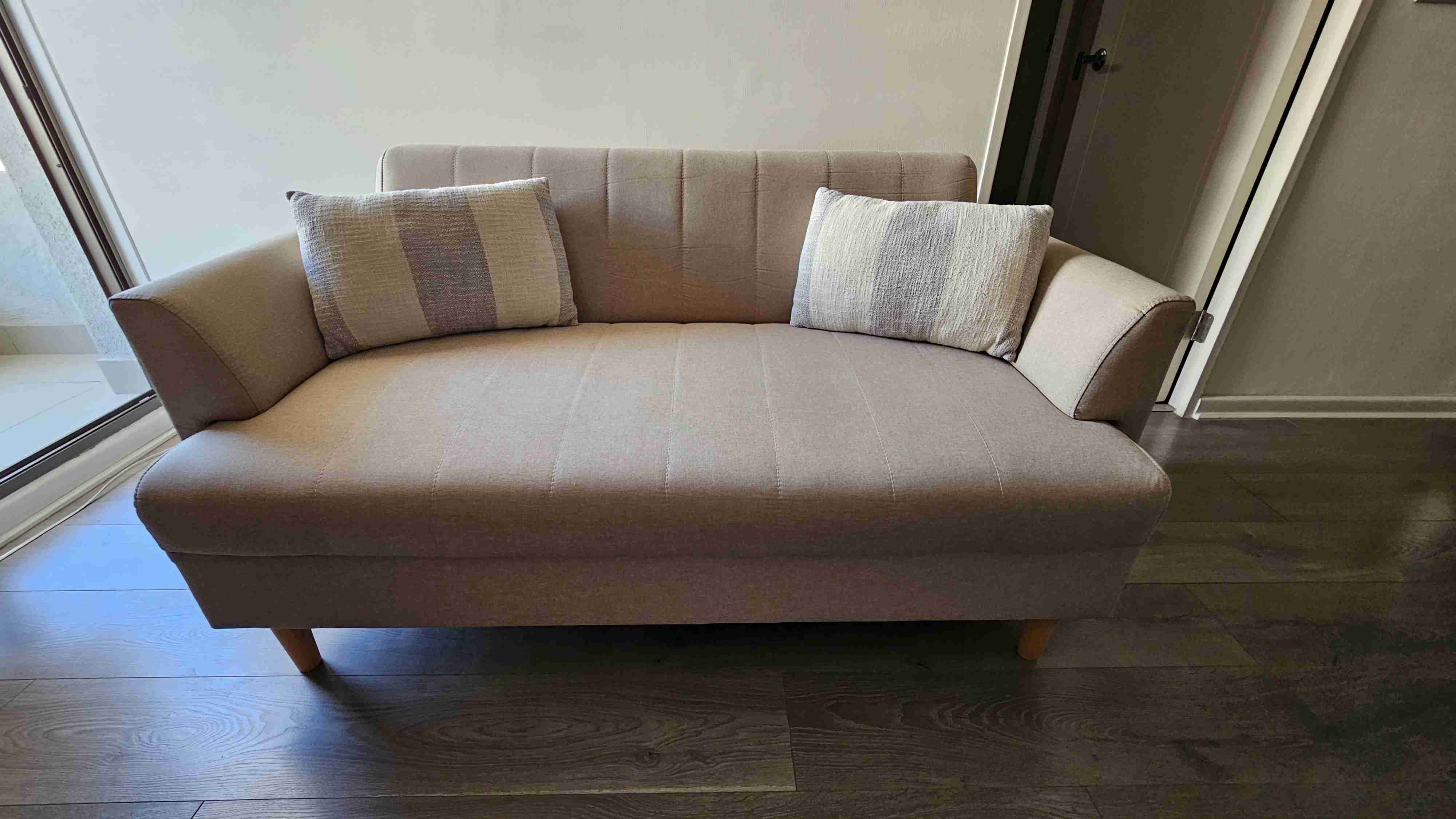 Sofá beige dos plazas