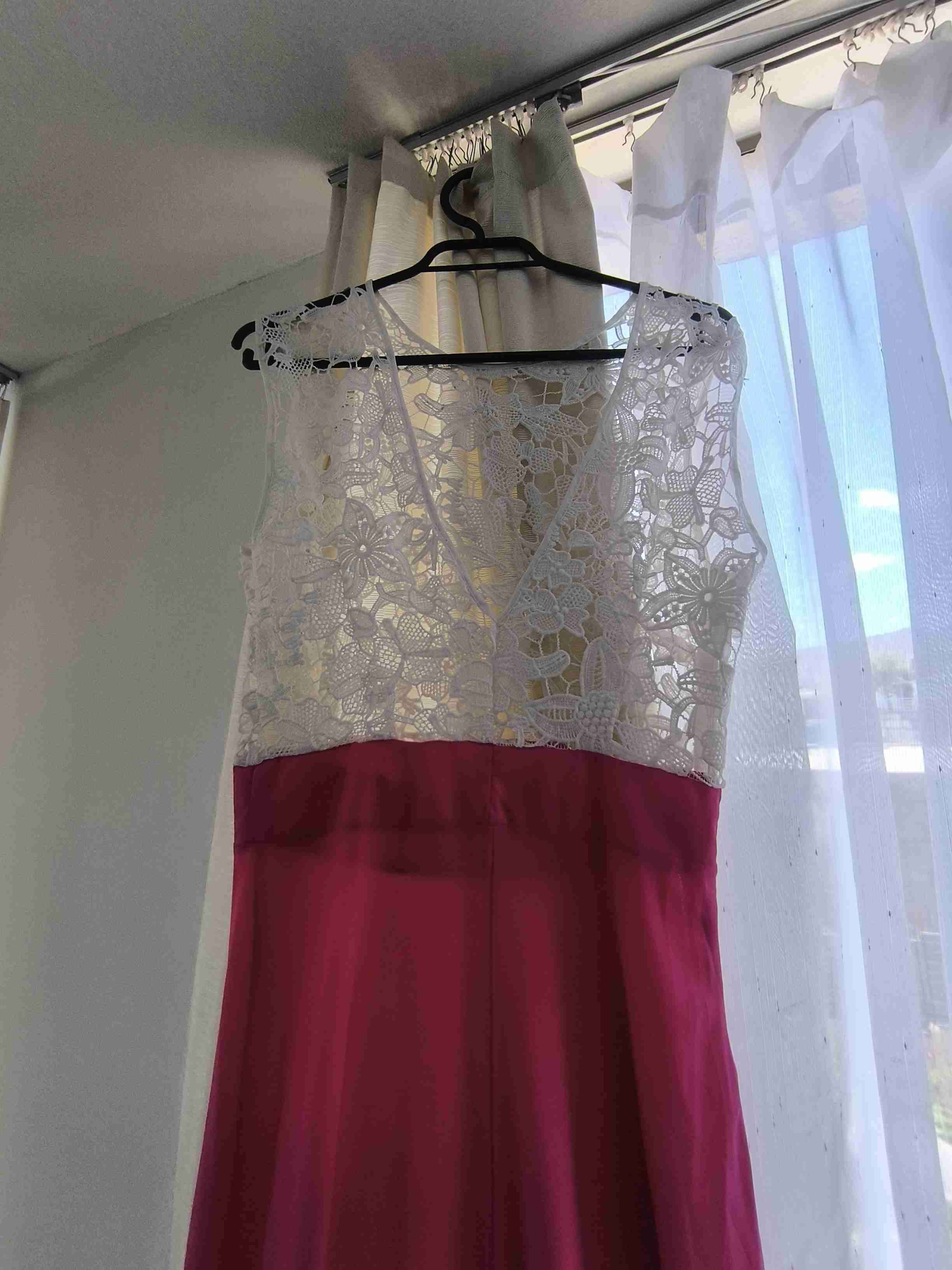 Vestido rosa con encaje blanco