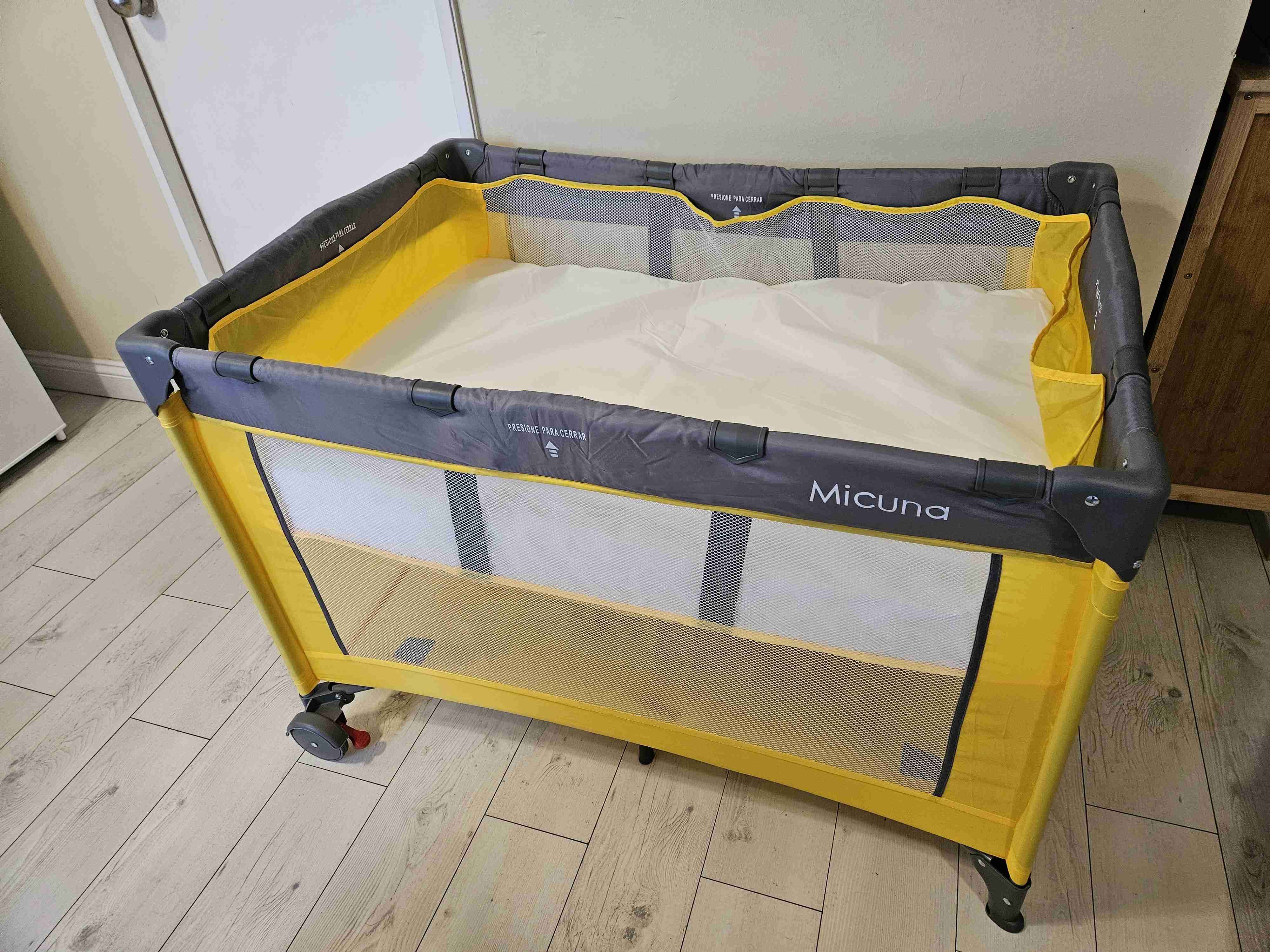 Cuna corral amarillo portátil