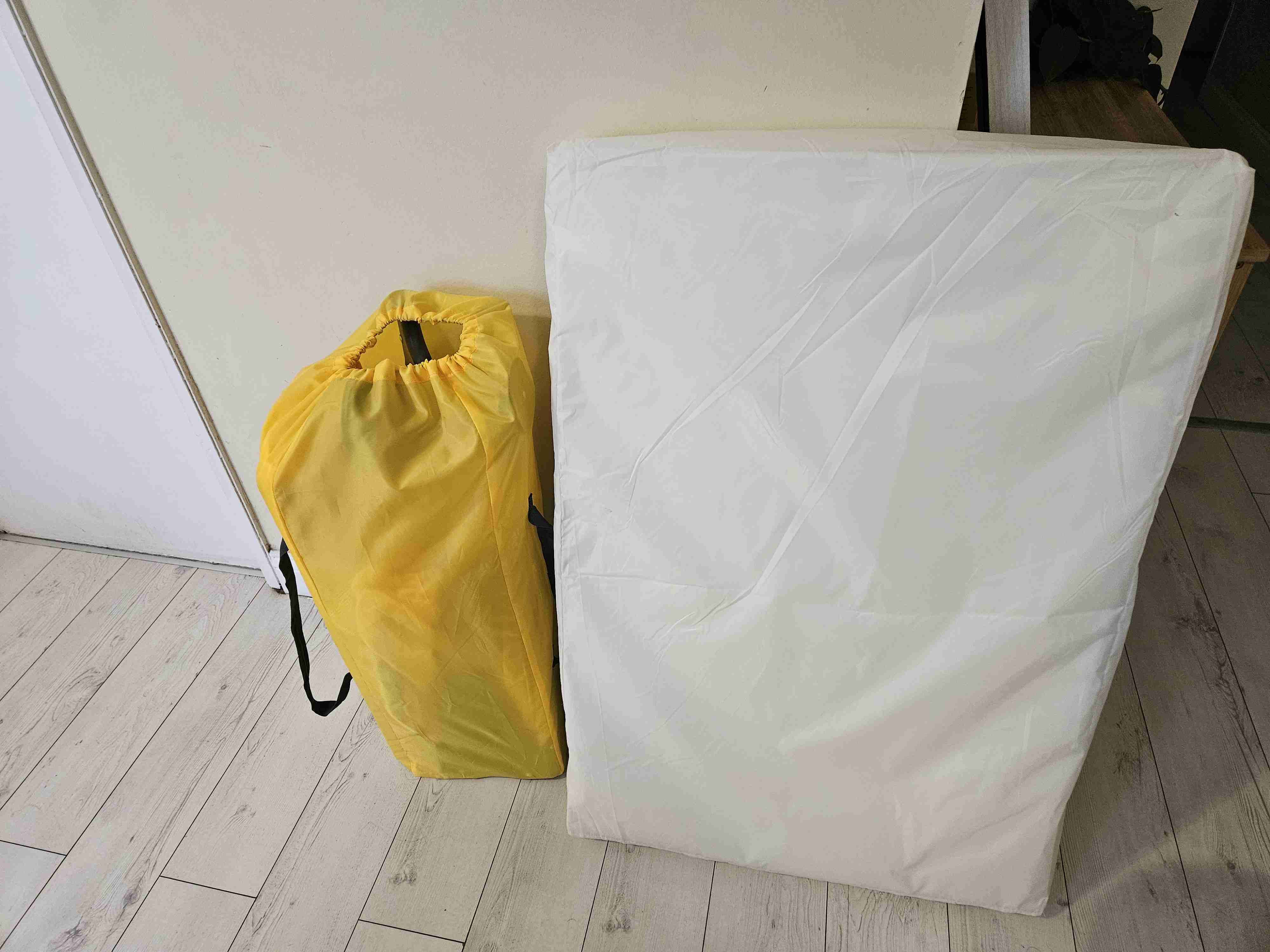 Cuna corral amarillo portátil - miniatura 2