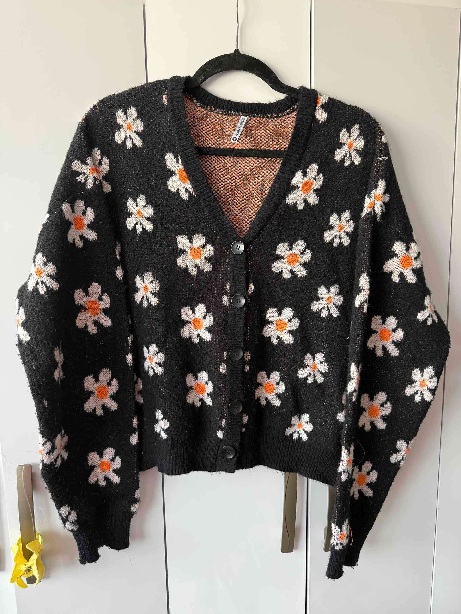 Cárdigan negro con flores