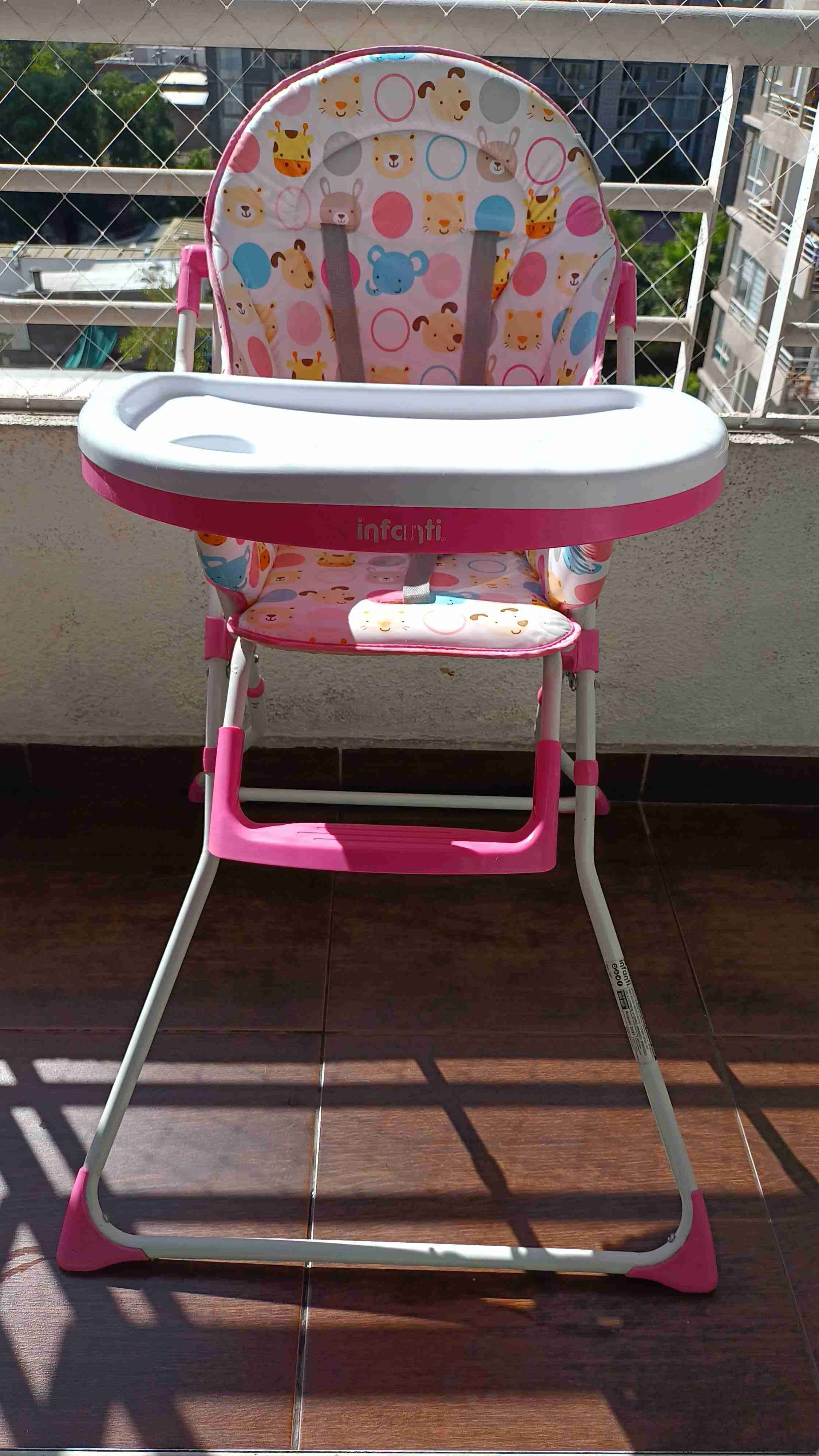 Silla de comer infantil rosada