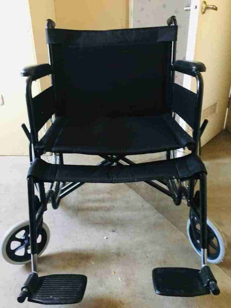 Silla de ruedas ancha plegable negra