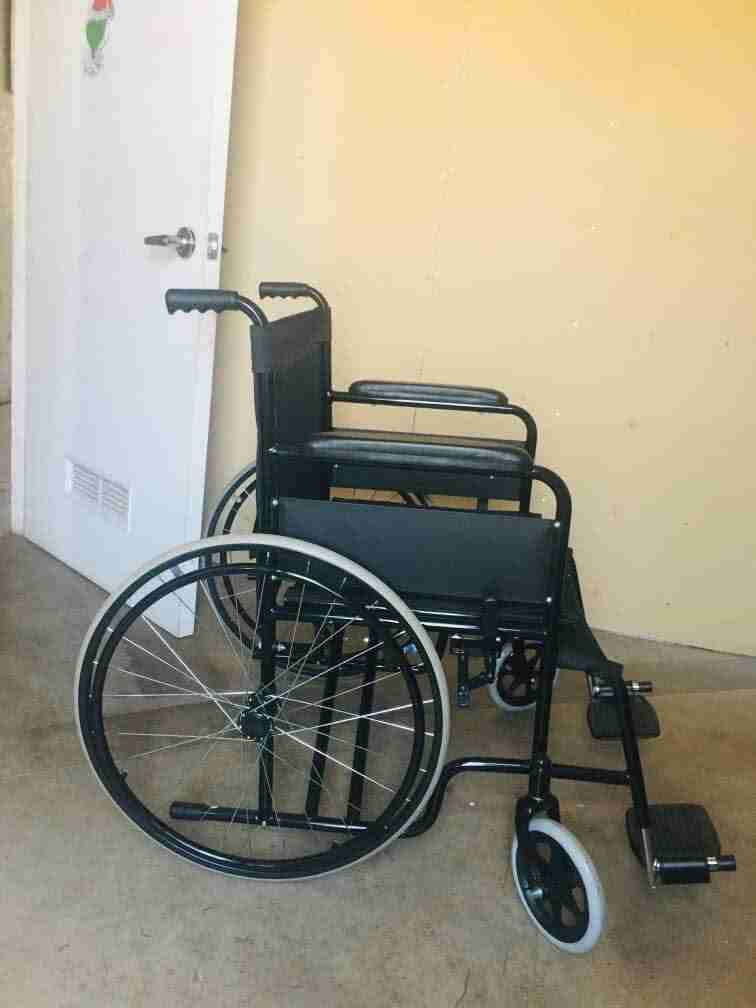 Silla de ruedas ancha plegable negra - miniatura 3