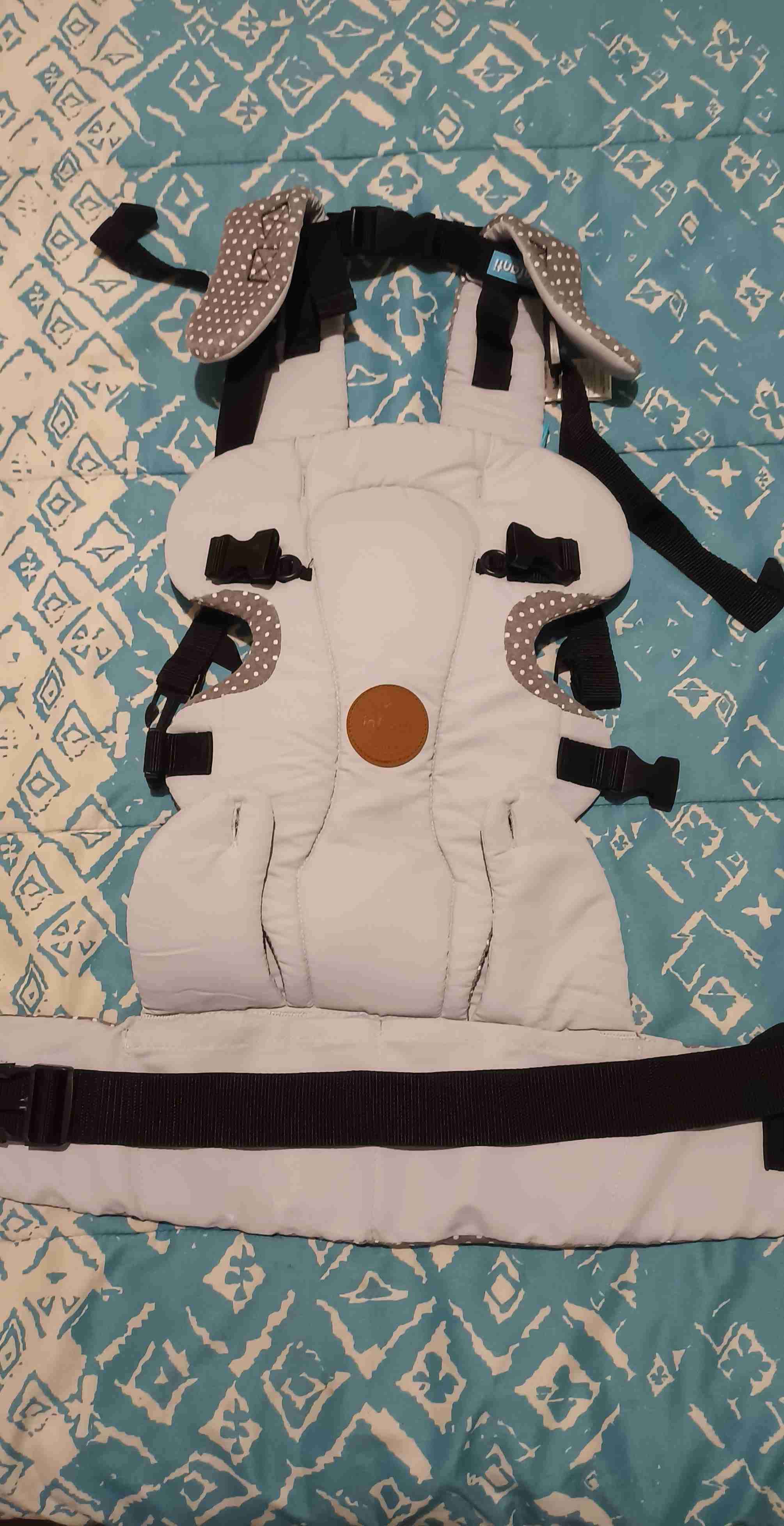 Mochila portabebés gris y lunares