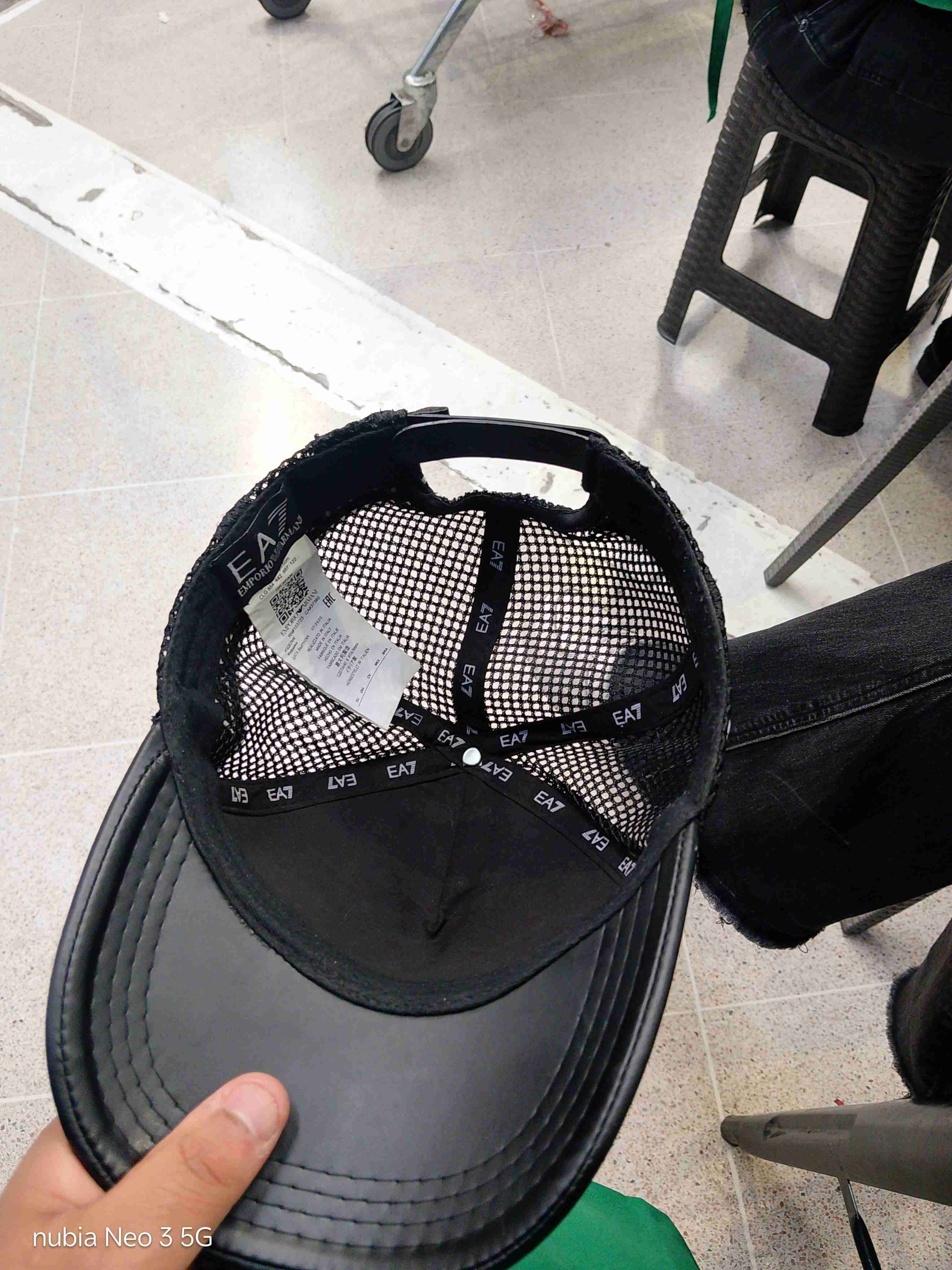 Gorra negra con logo - miniatura 2