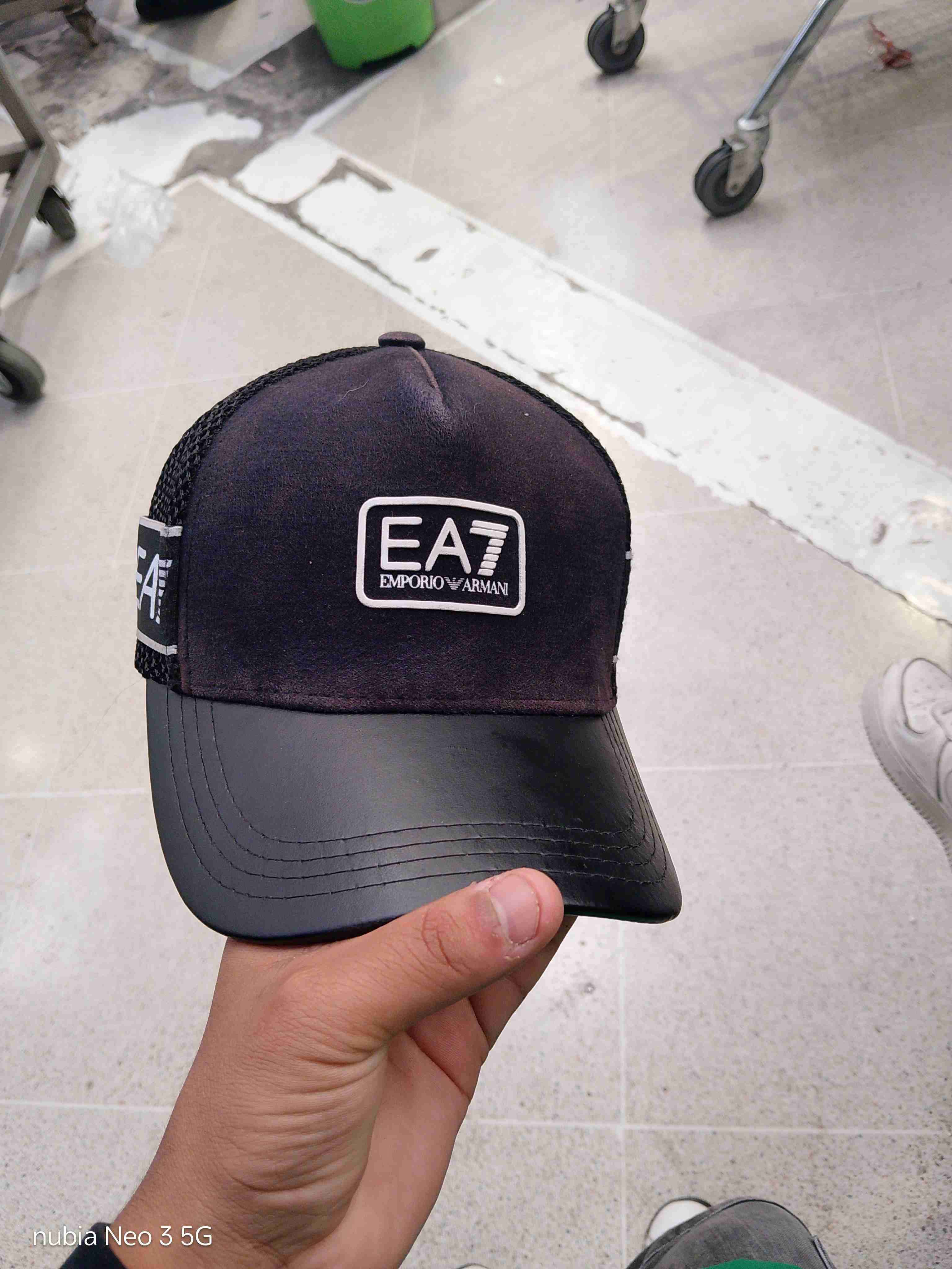Gorra negra con logo - miniatura 3