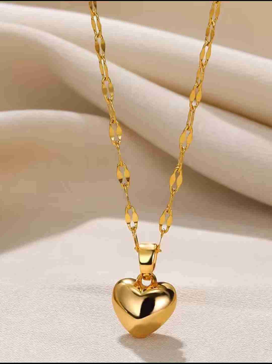 Collar dorado con dije de corazón