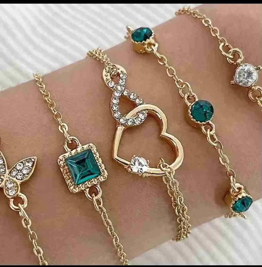 Pulseras doradas con dijes