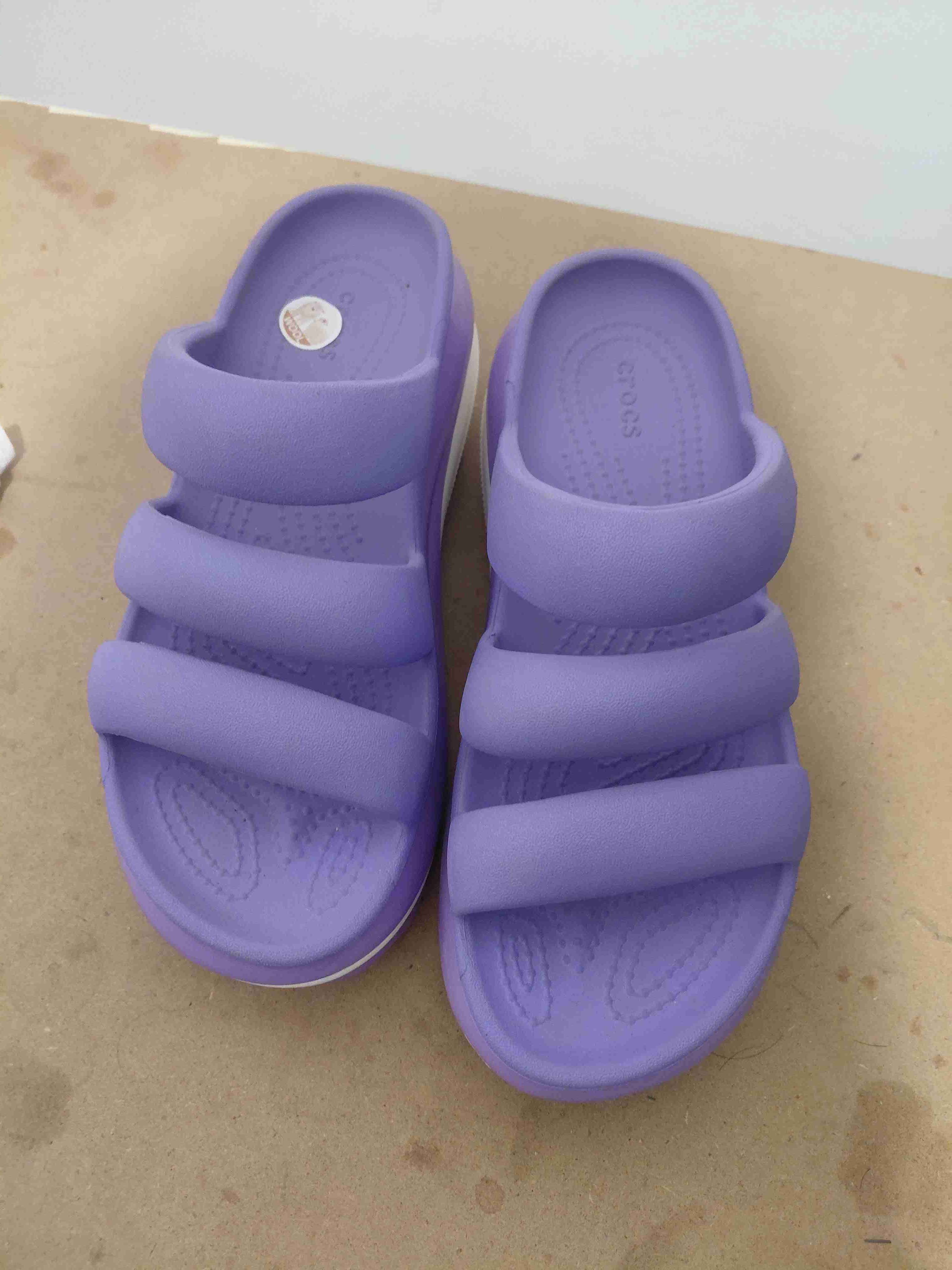 Sandalias moradas tipo Crocs
