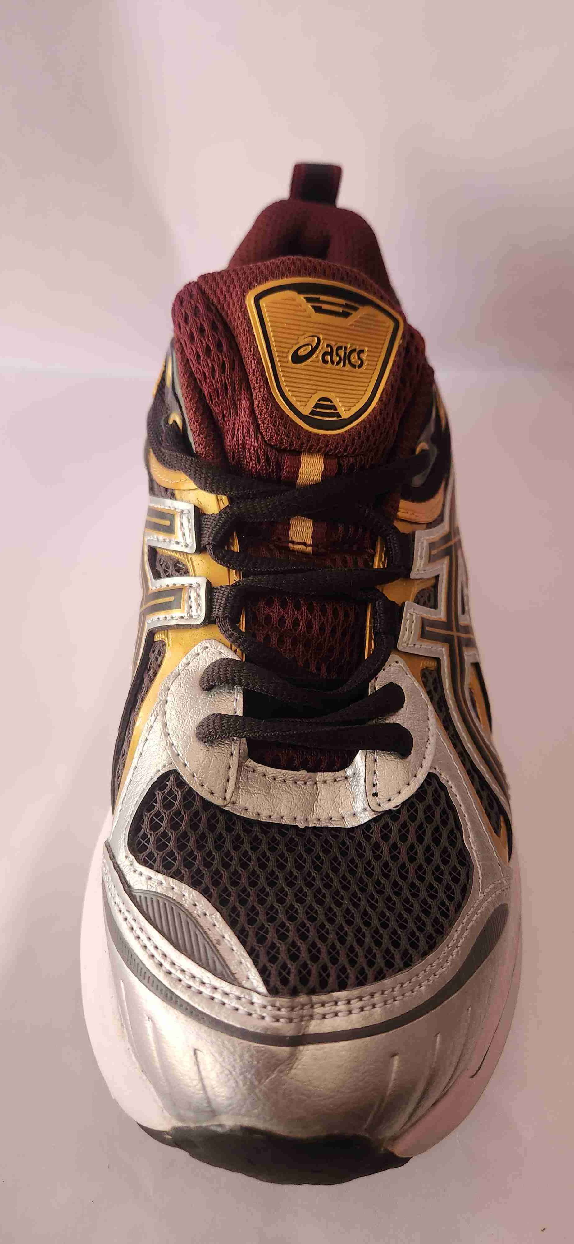 Zapatilla deportiva dorada y negra - miniatura 2