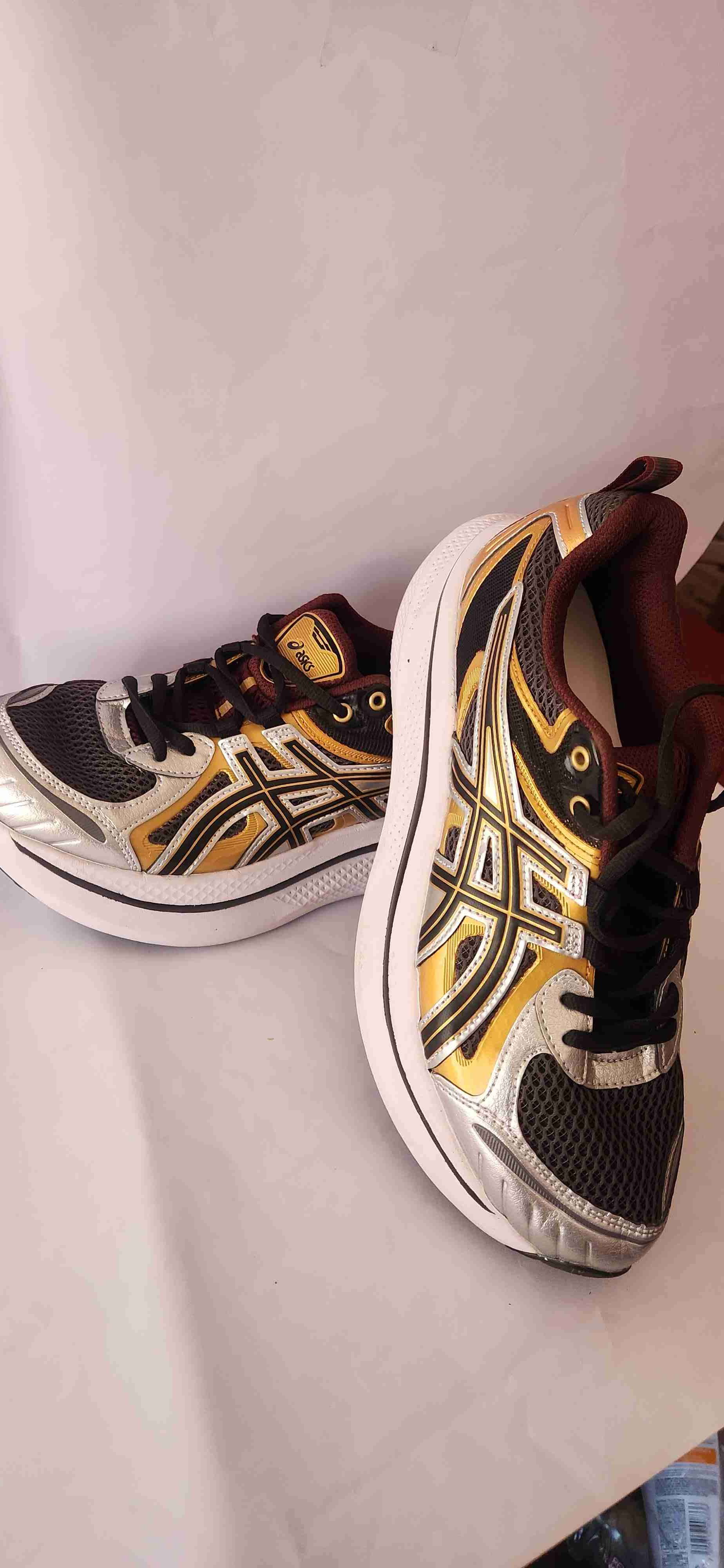 Zapatilla deportiva dorada y negra - miniatura 3