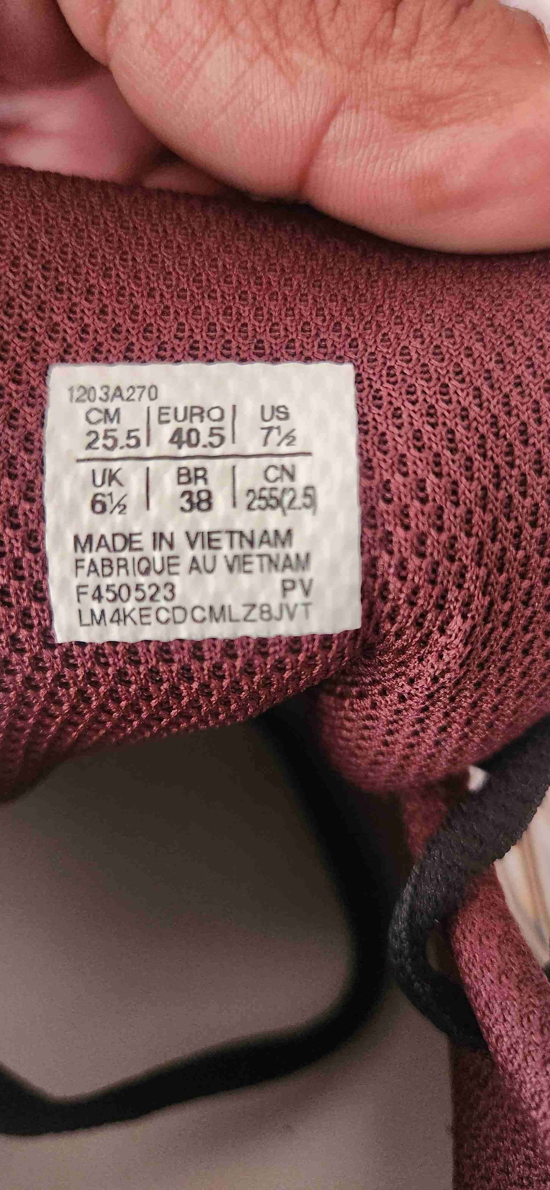 Zapatilla deportiva dorada y negra - miniatura 4