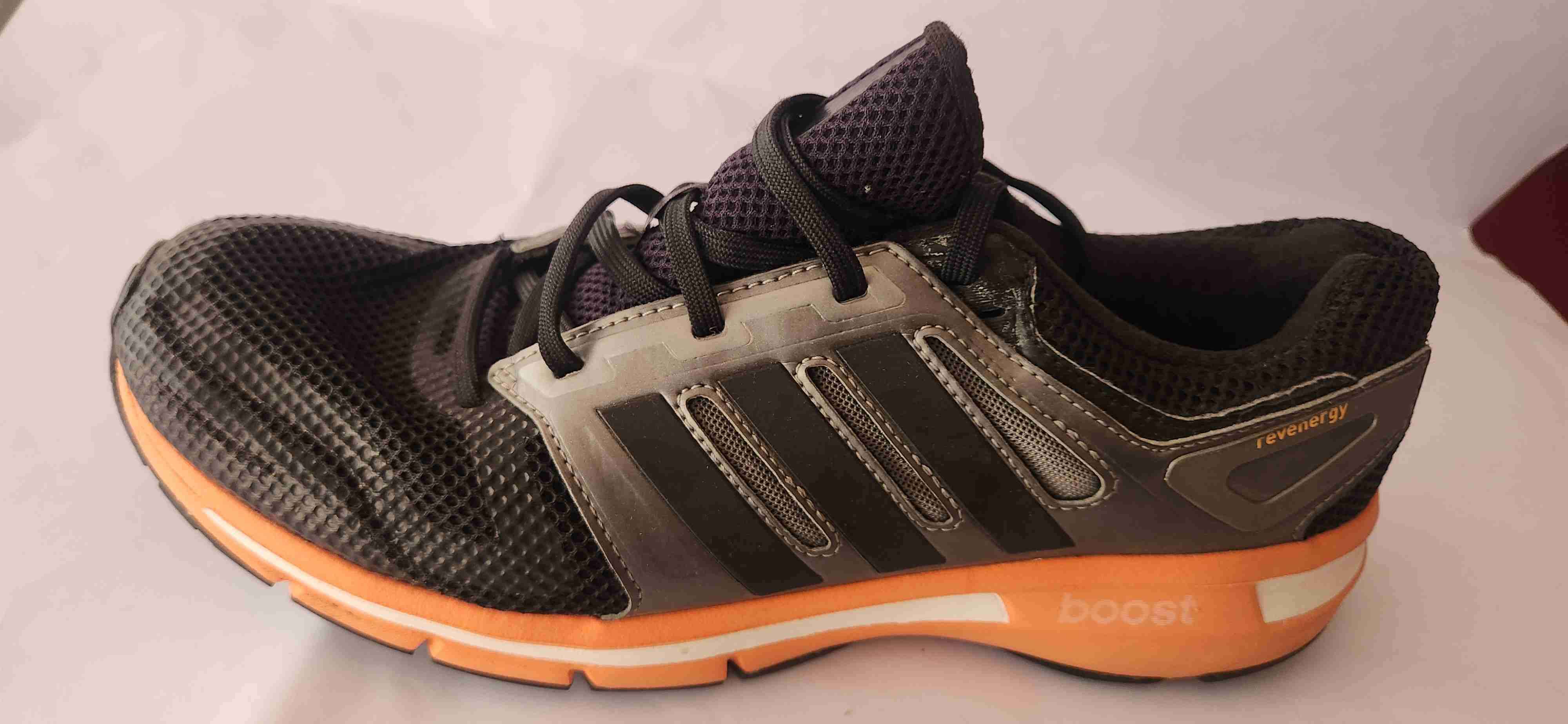 Zapatilla deportiva dorada y negra - miniatura 5