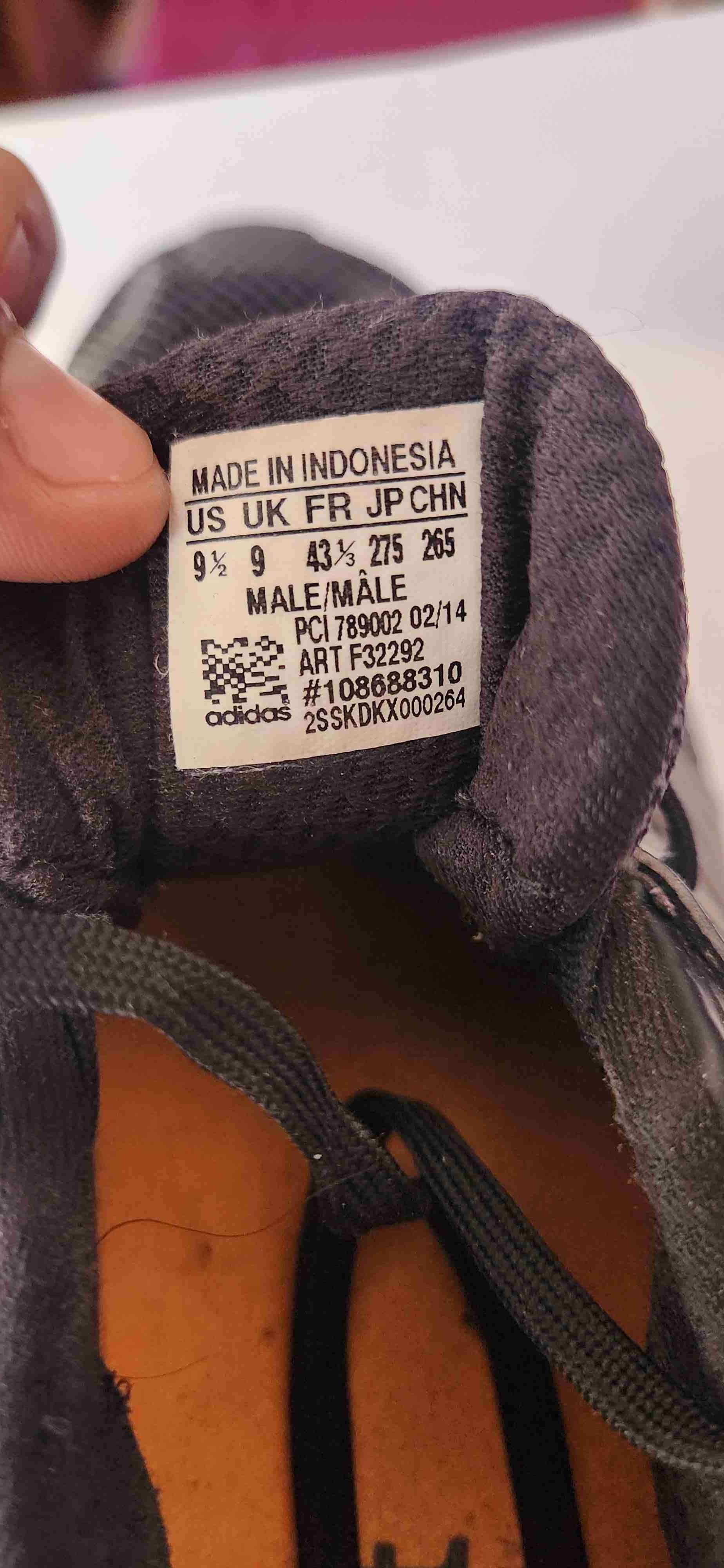 Zapatilla deportiva dorada y negra - miniatura 6