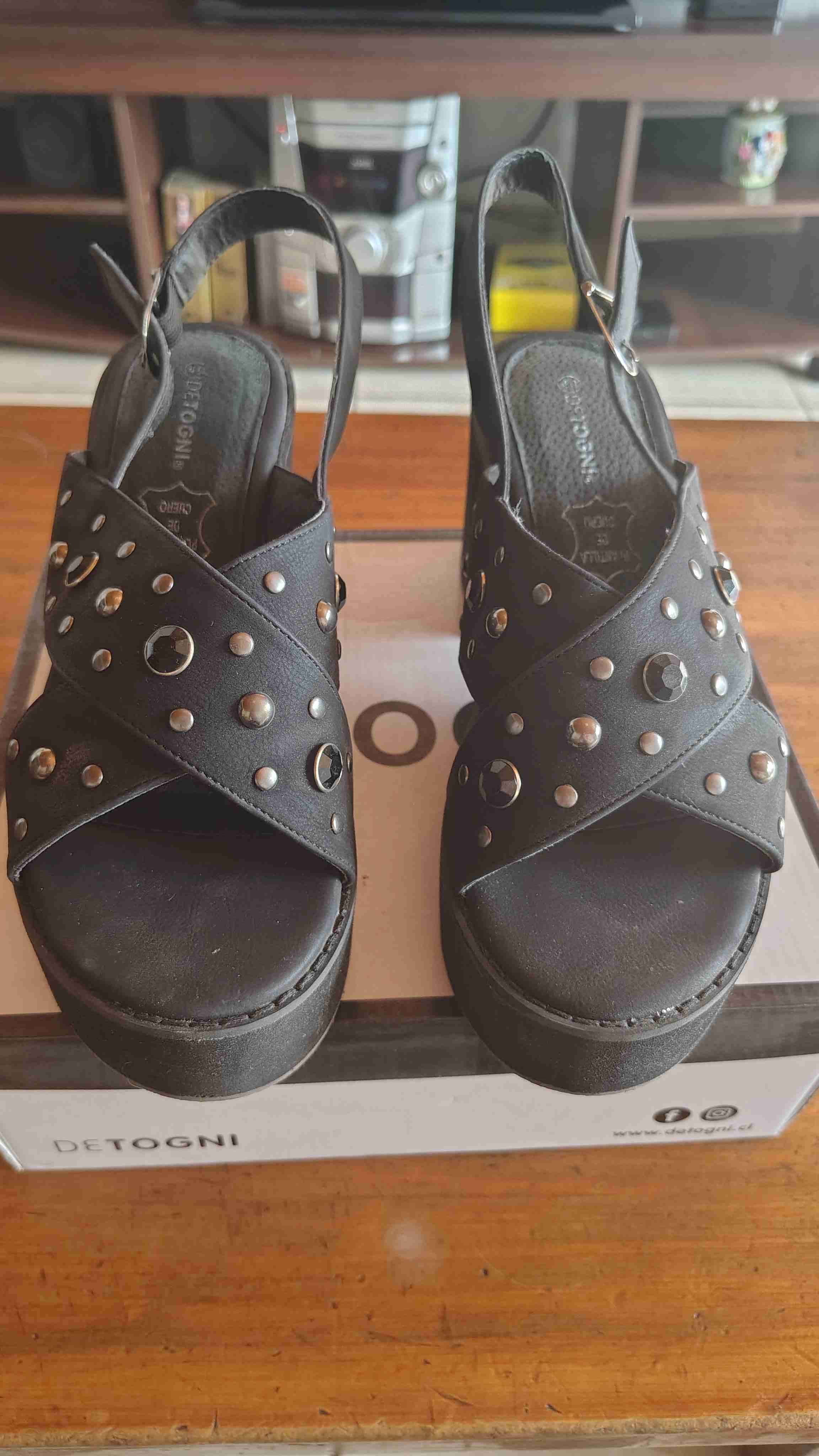 Sandalias detogni negras con tachas