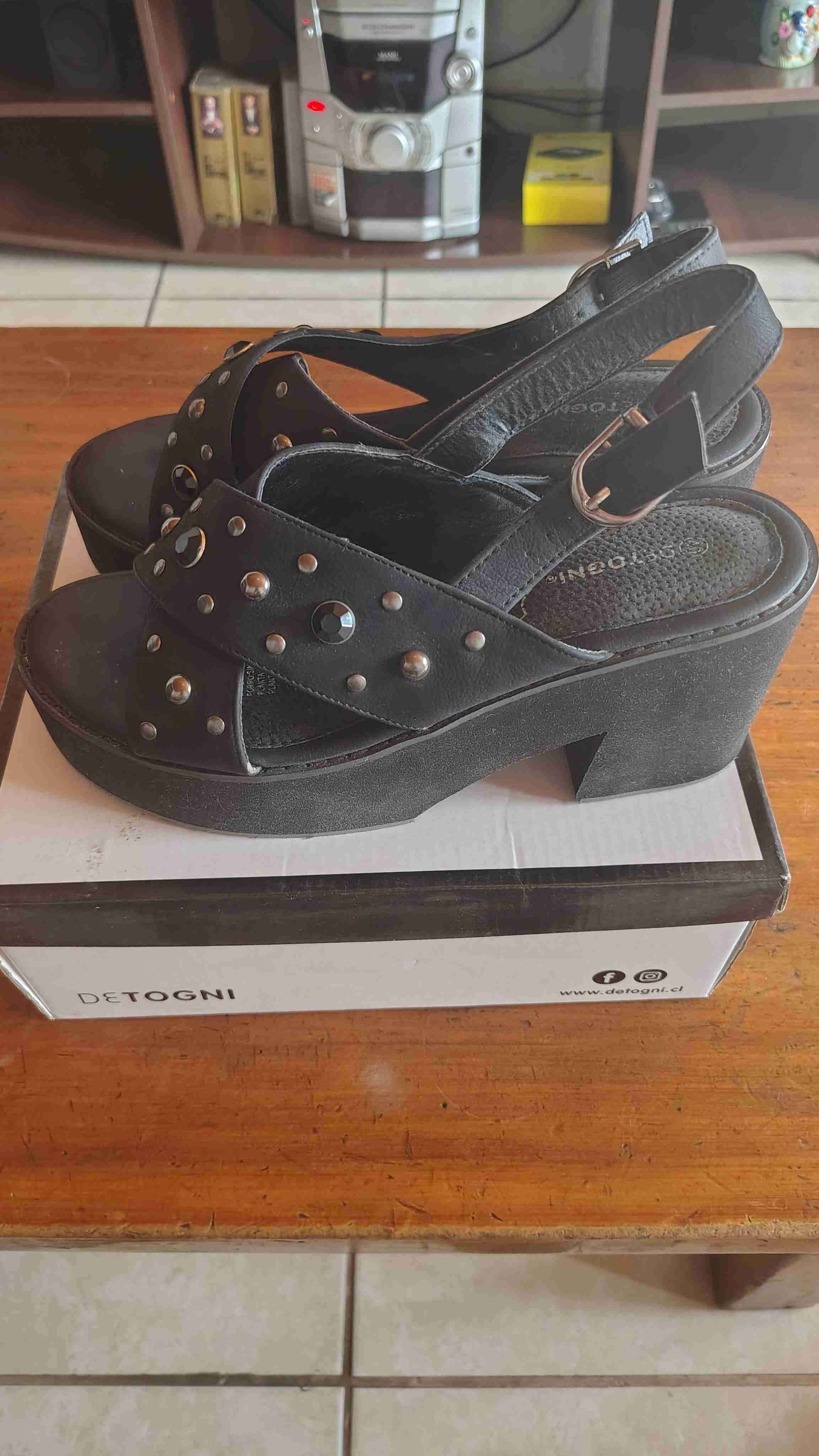 Sandalias detogni negras con tachas - 2