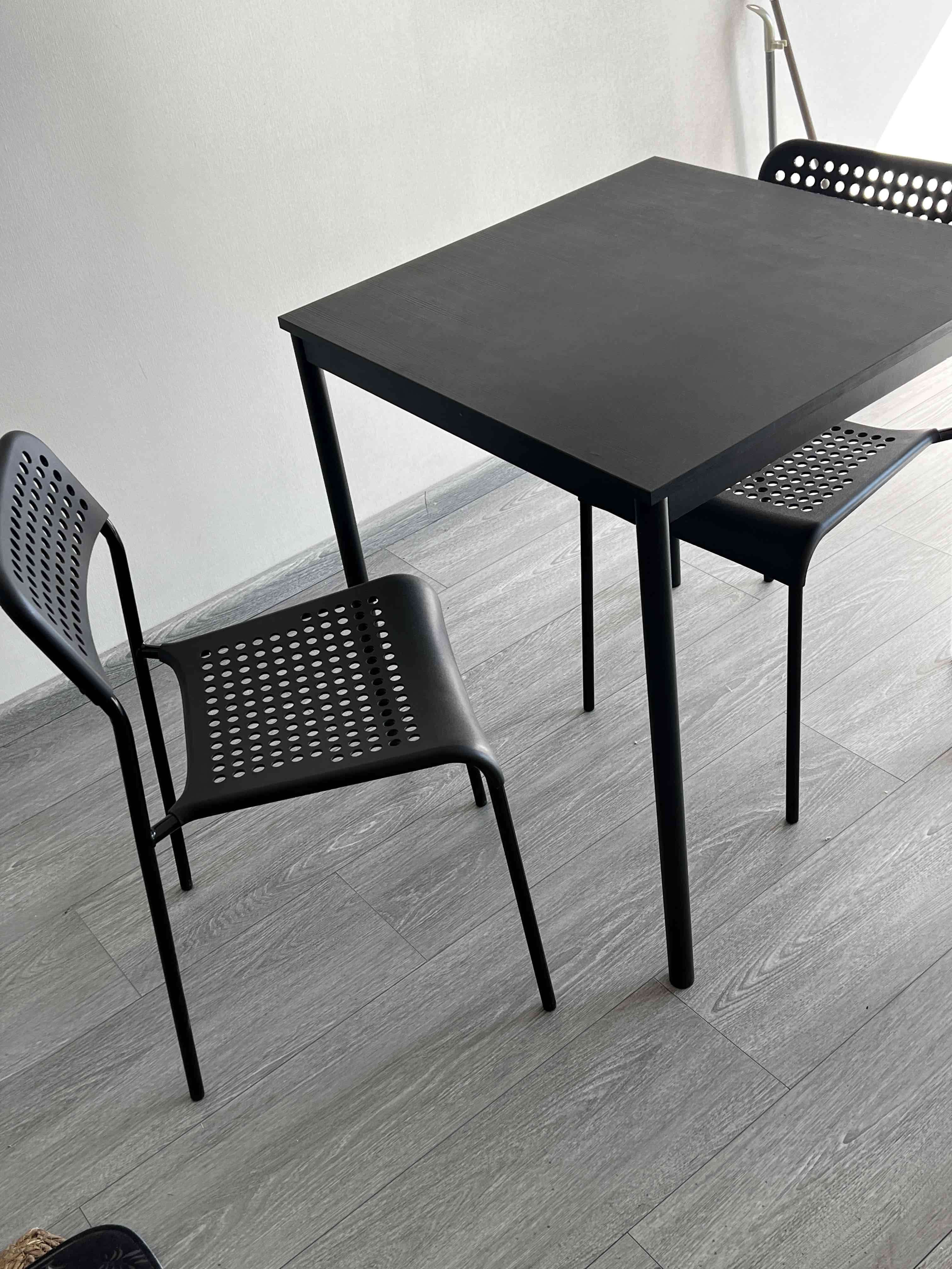 Juego de comedor negro mesa y sillas - miniatura 2