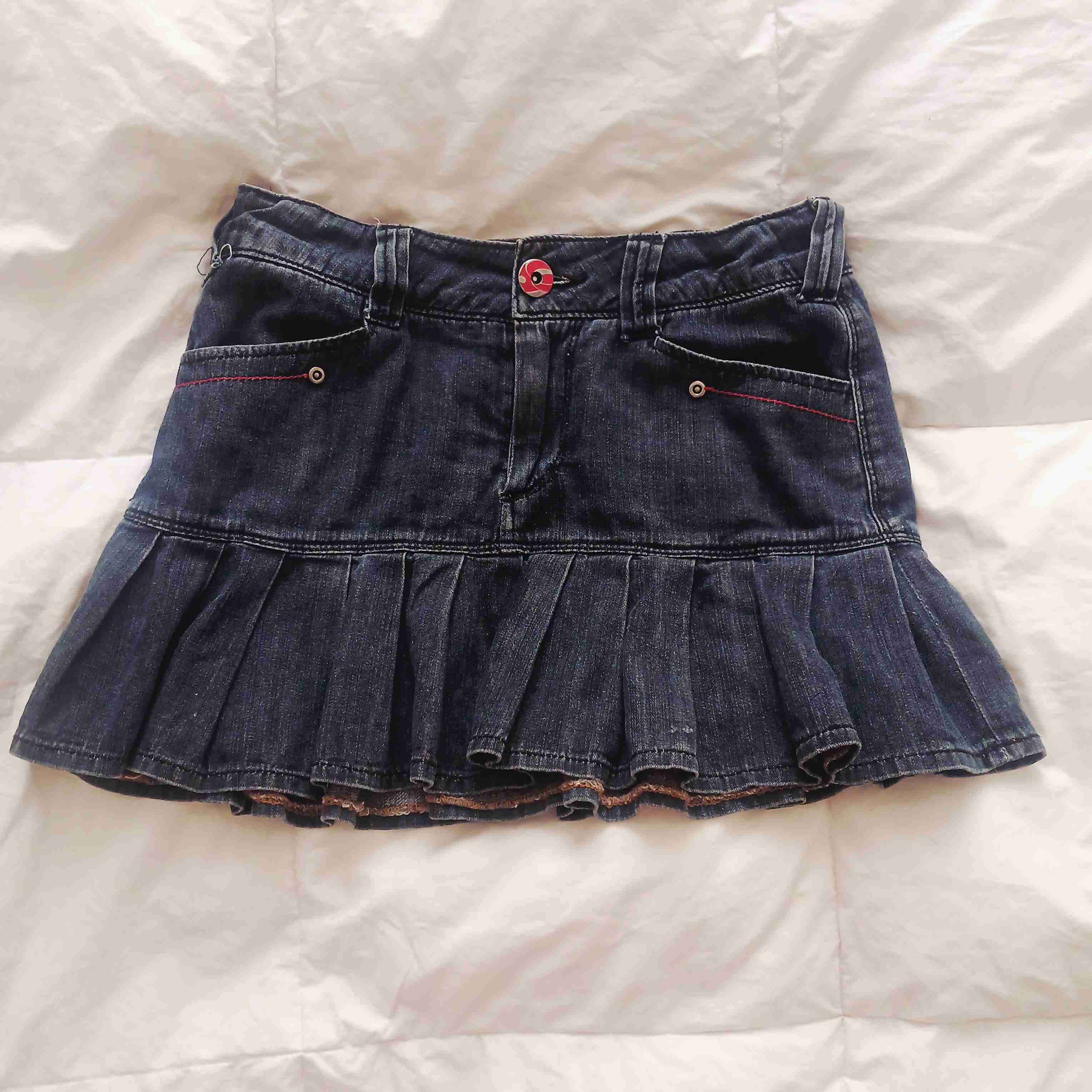 Falda de mezclilla azul con volantes