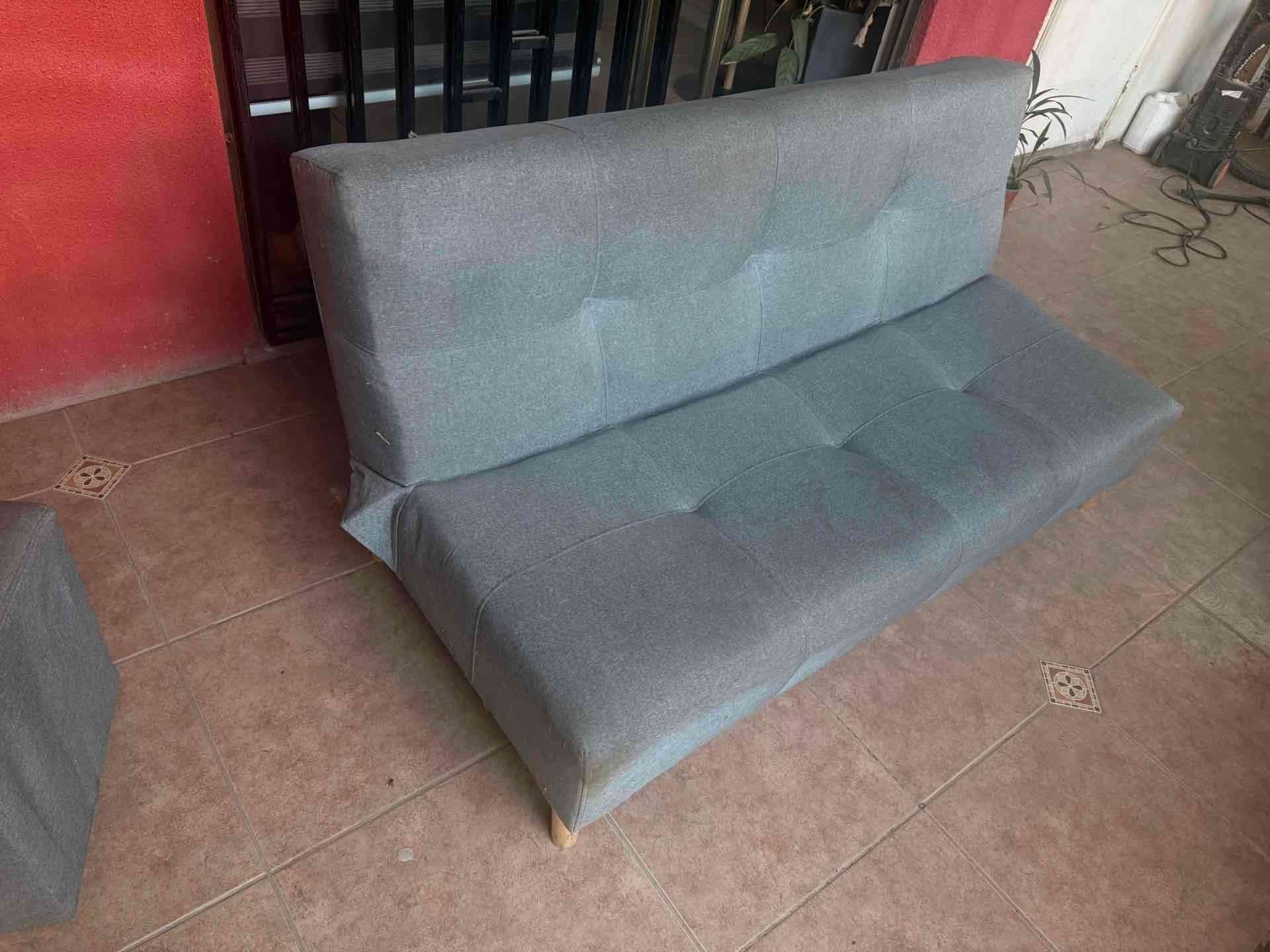 Sofá cama gris + 2 puff