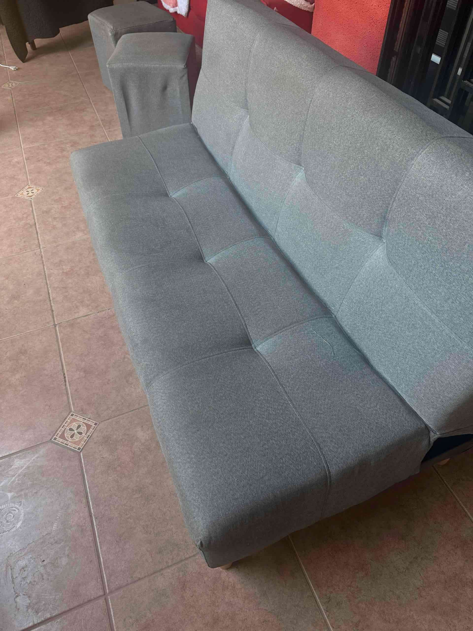 Sofá cama gris + 2 puff - miniatura 2