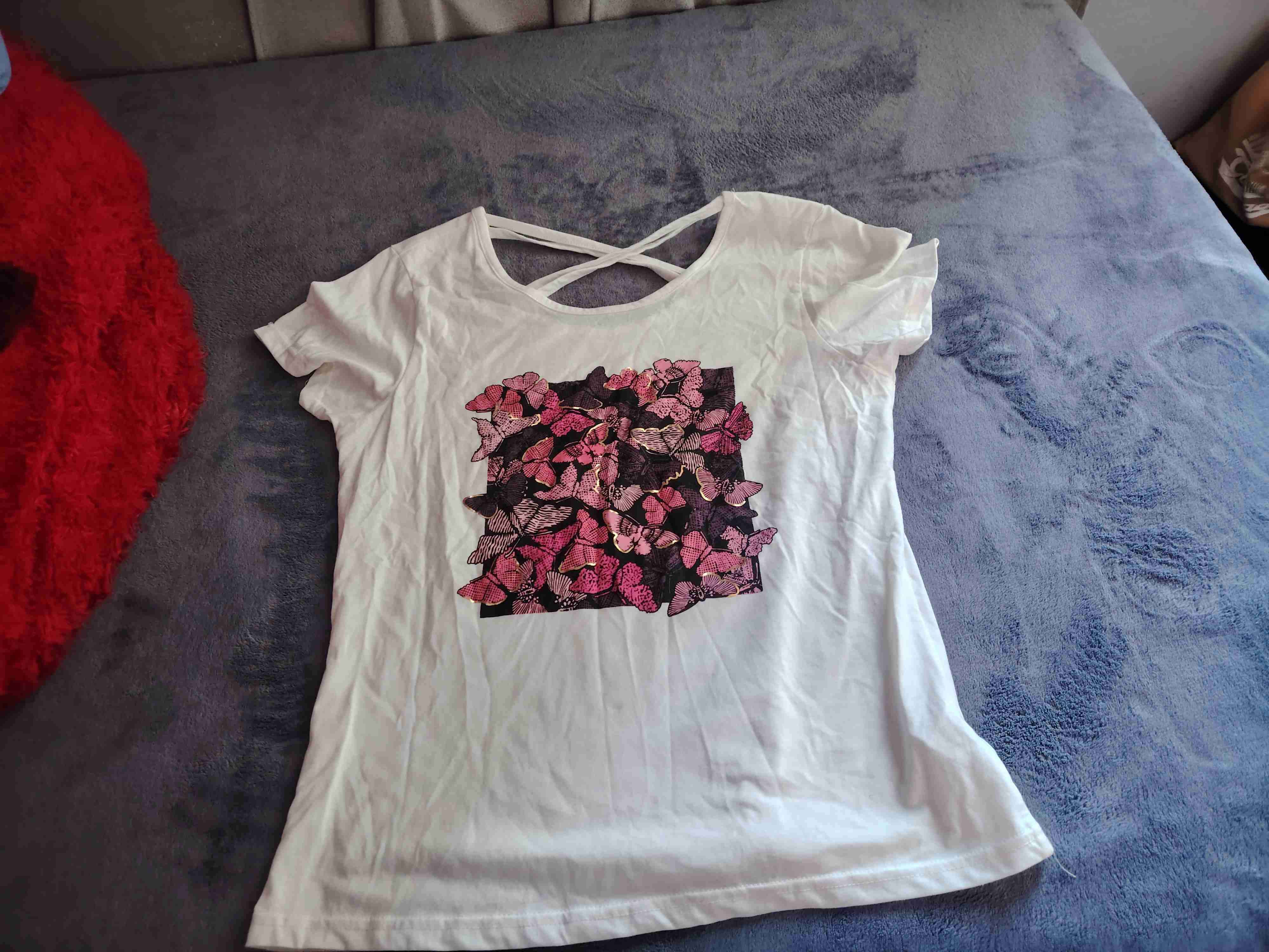 Polera blanca con mariposas rosadas
