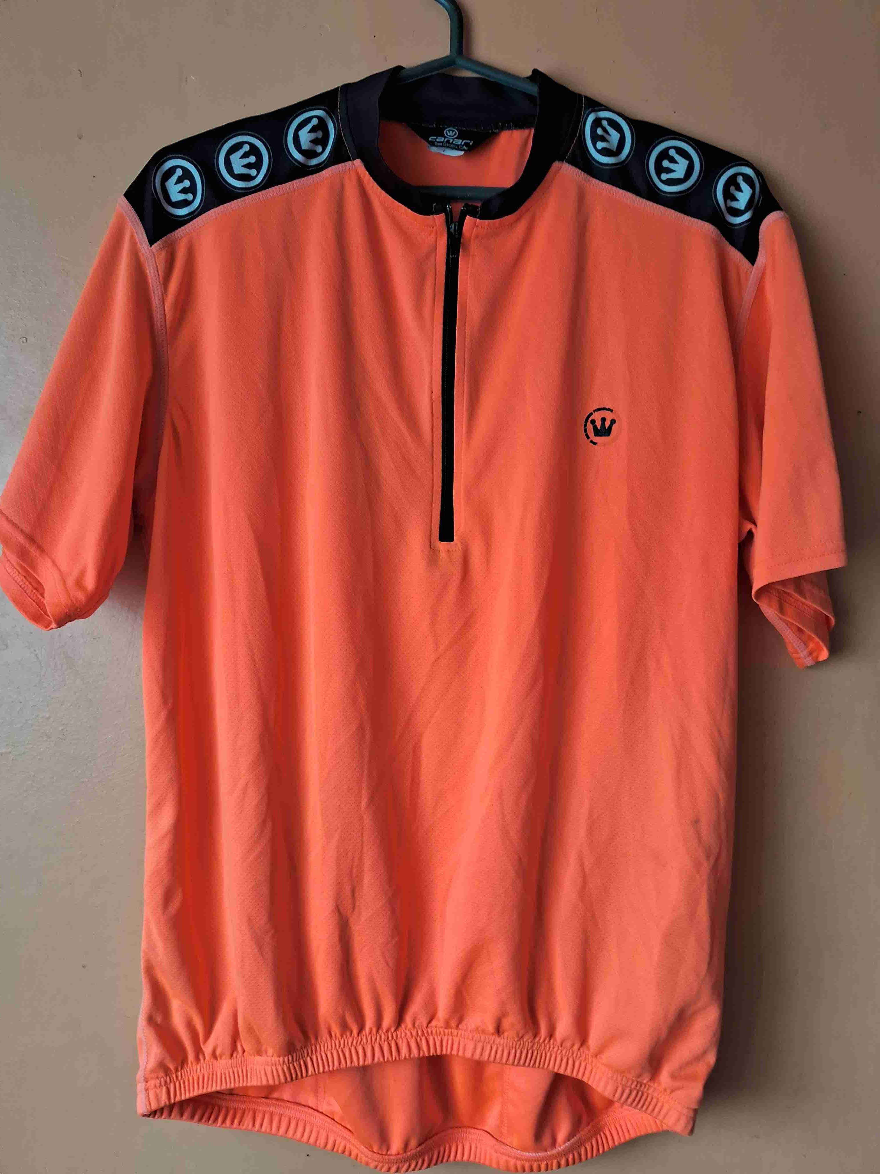 Polera deportiva naranja con cierre talla L