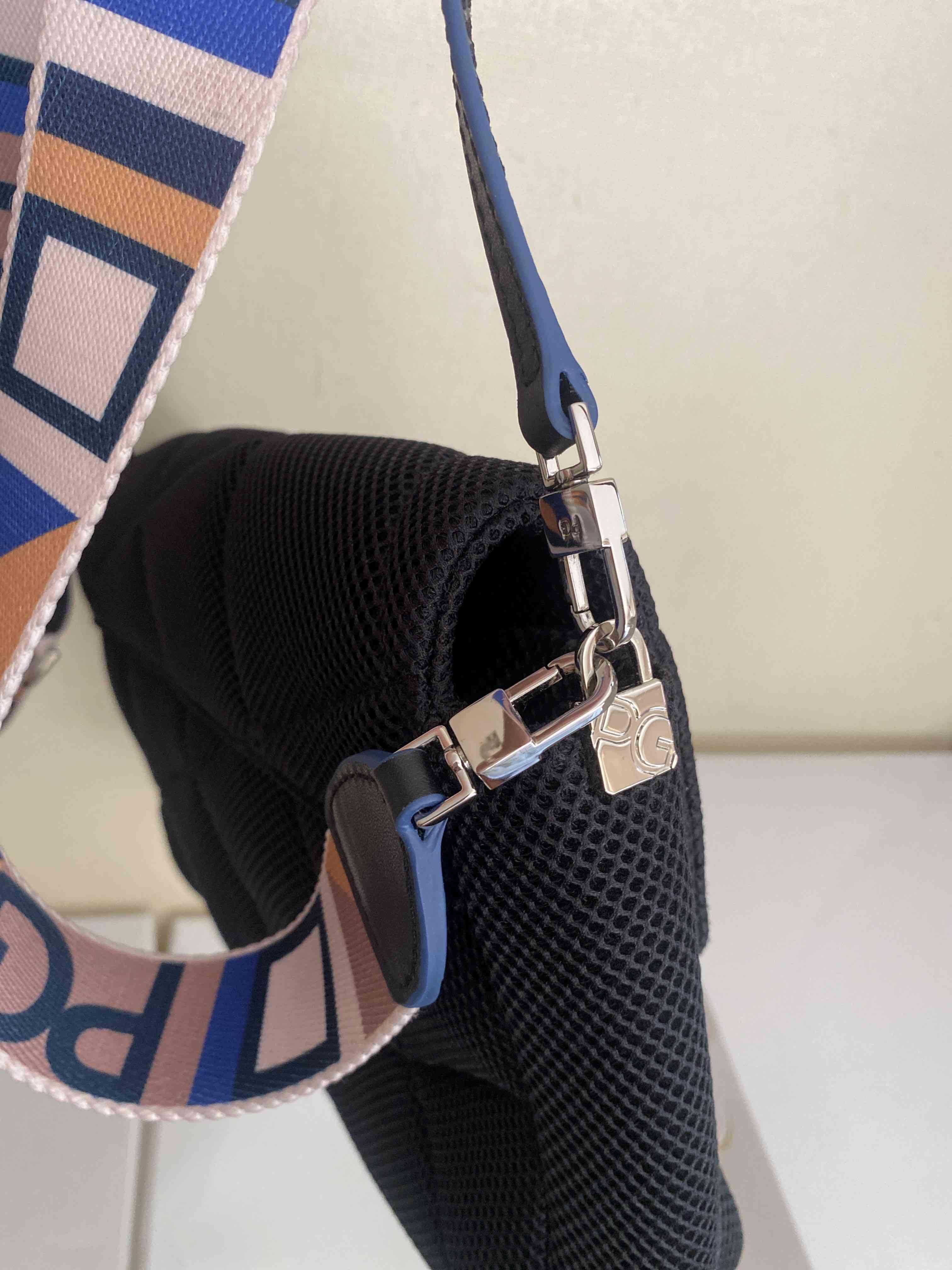 Bandolera negra con correa estampada - miniatura 4