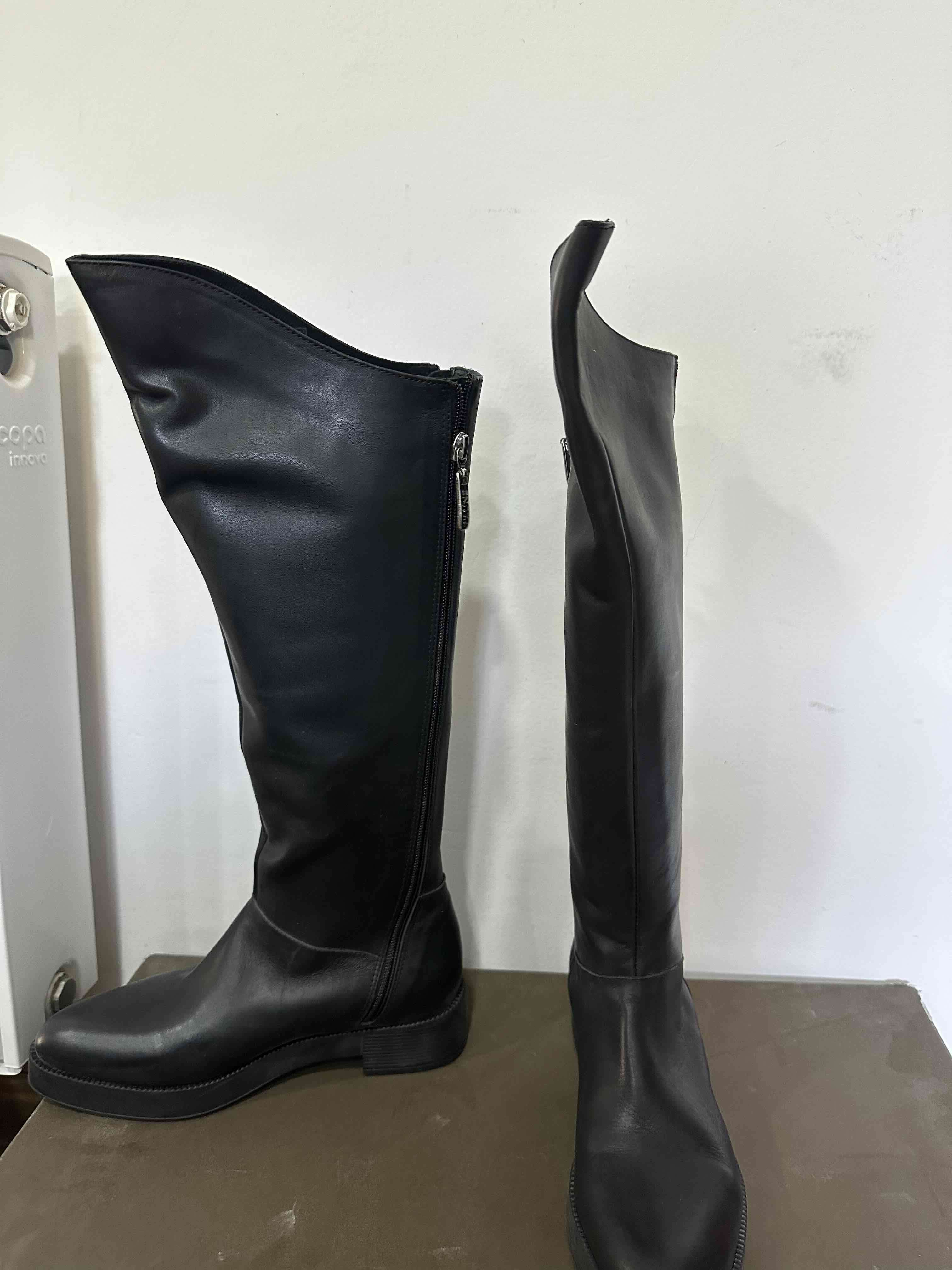 Botas altas negras de cuero