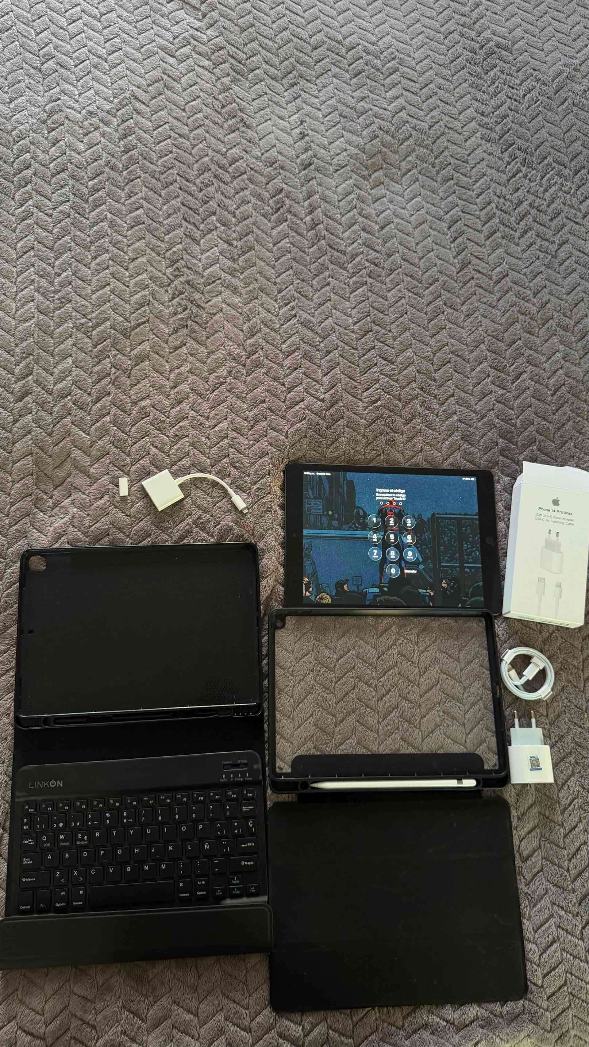 iPad con accesorios y teclado - miniatura 2