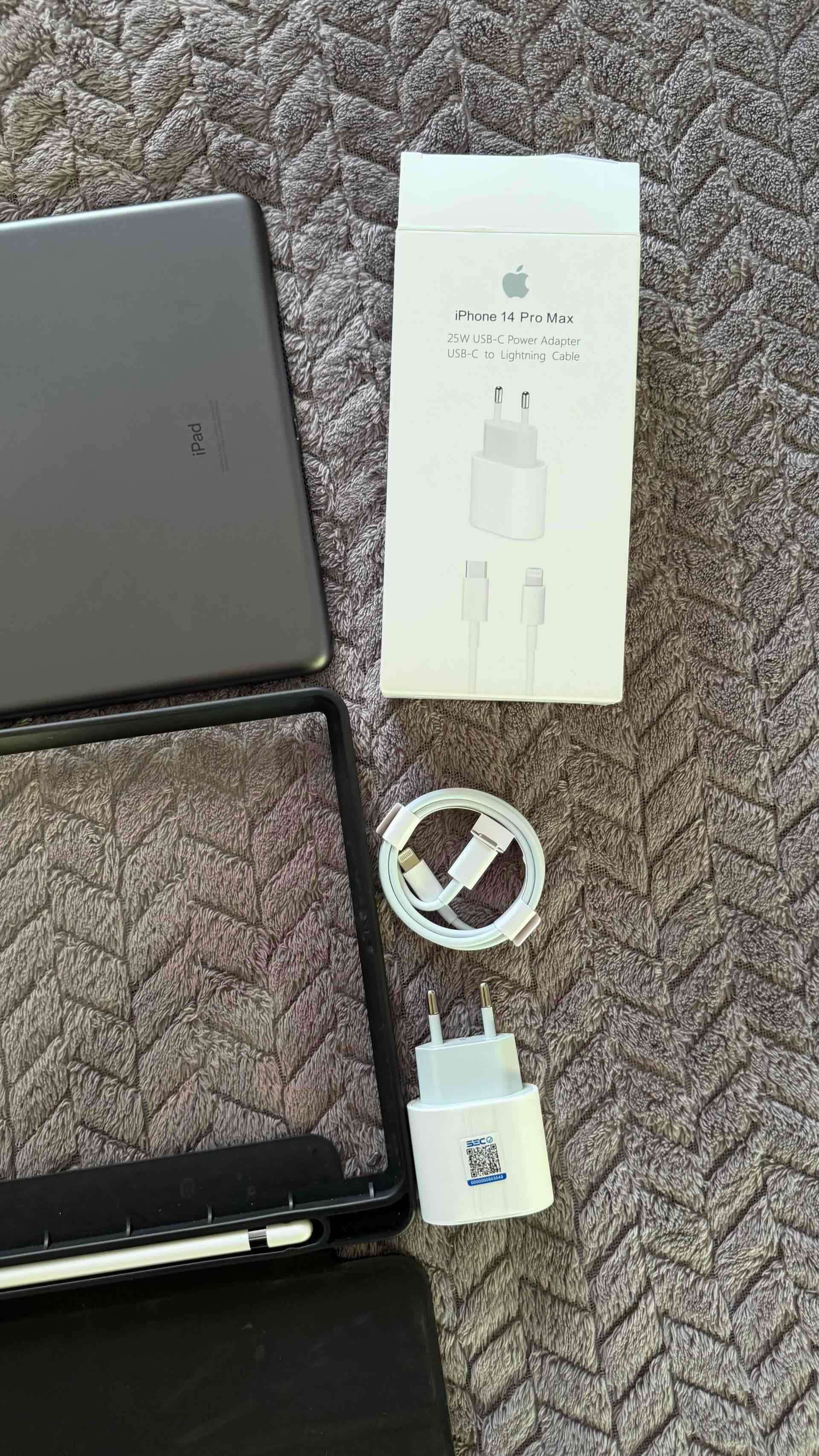 iPad con accesorios y teclado - miniatura 3