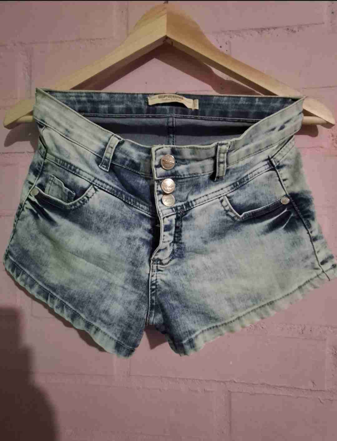 Shorts de mezclilla desgastados