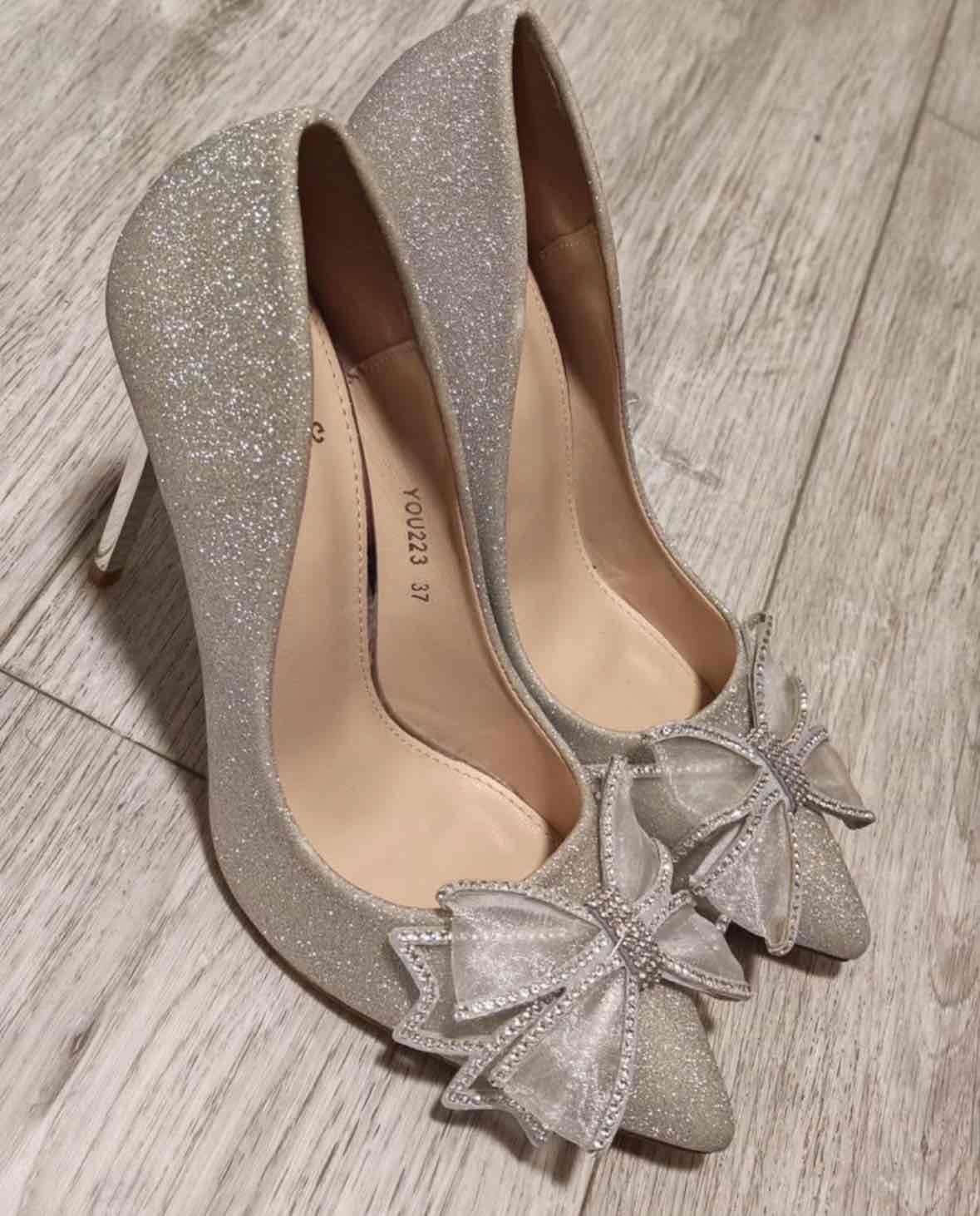 Zapatos con brillo plateado