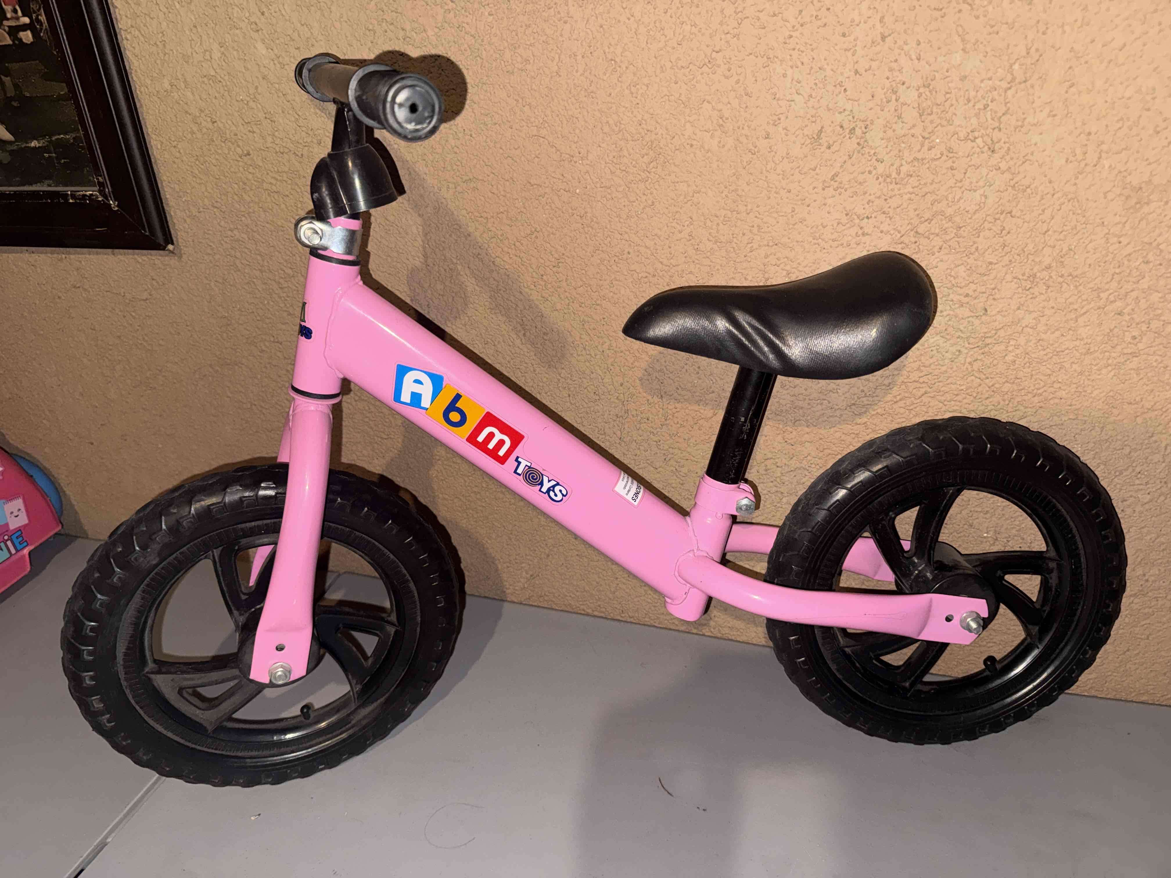 Bicicleta de equilibrio rosada para niños