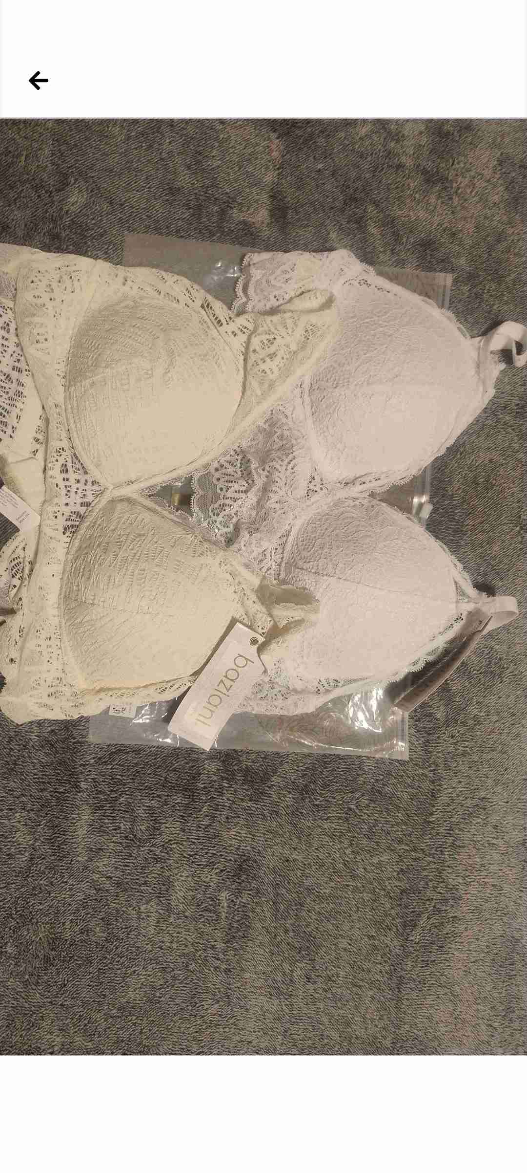 Sostén de encaje blanco y beige.