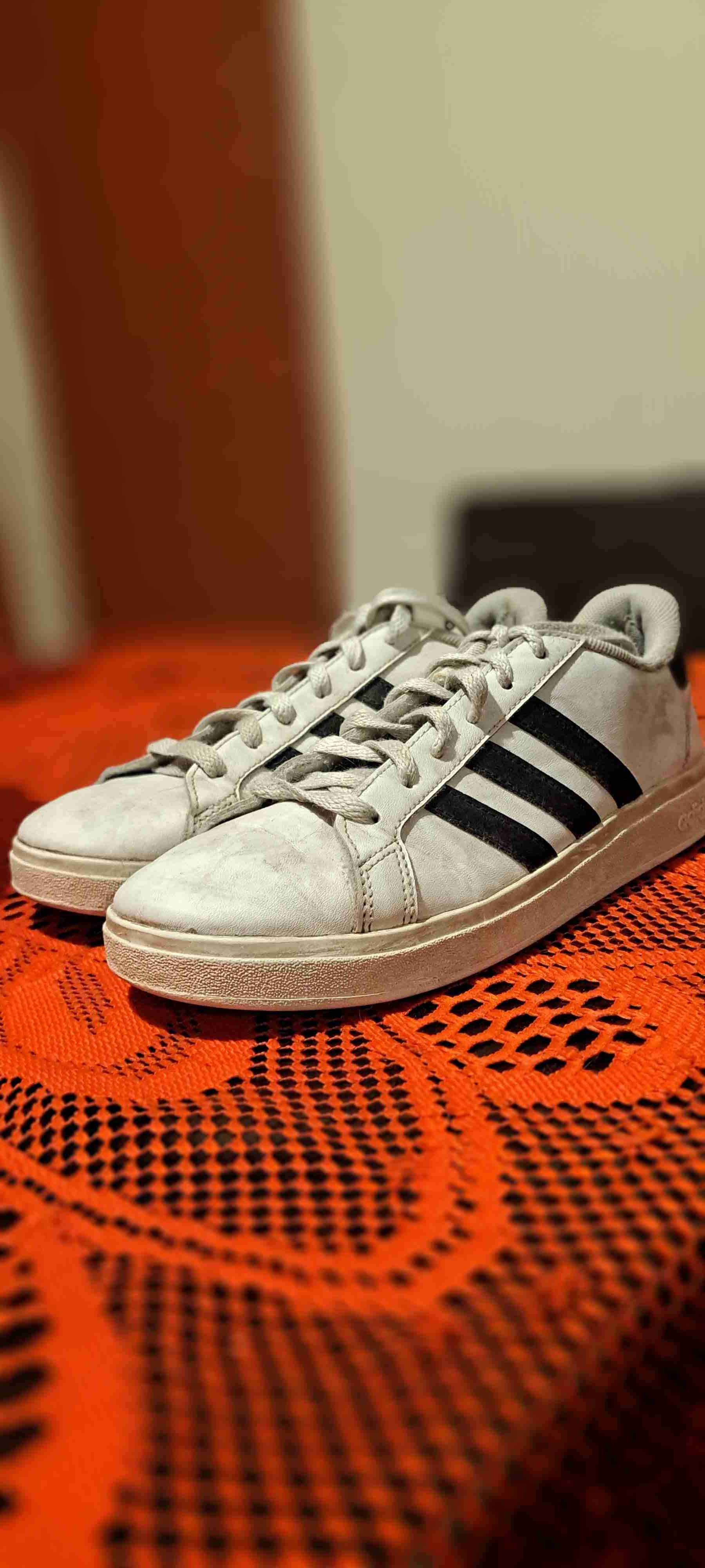 Zapatillas blancas con franjas negras