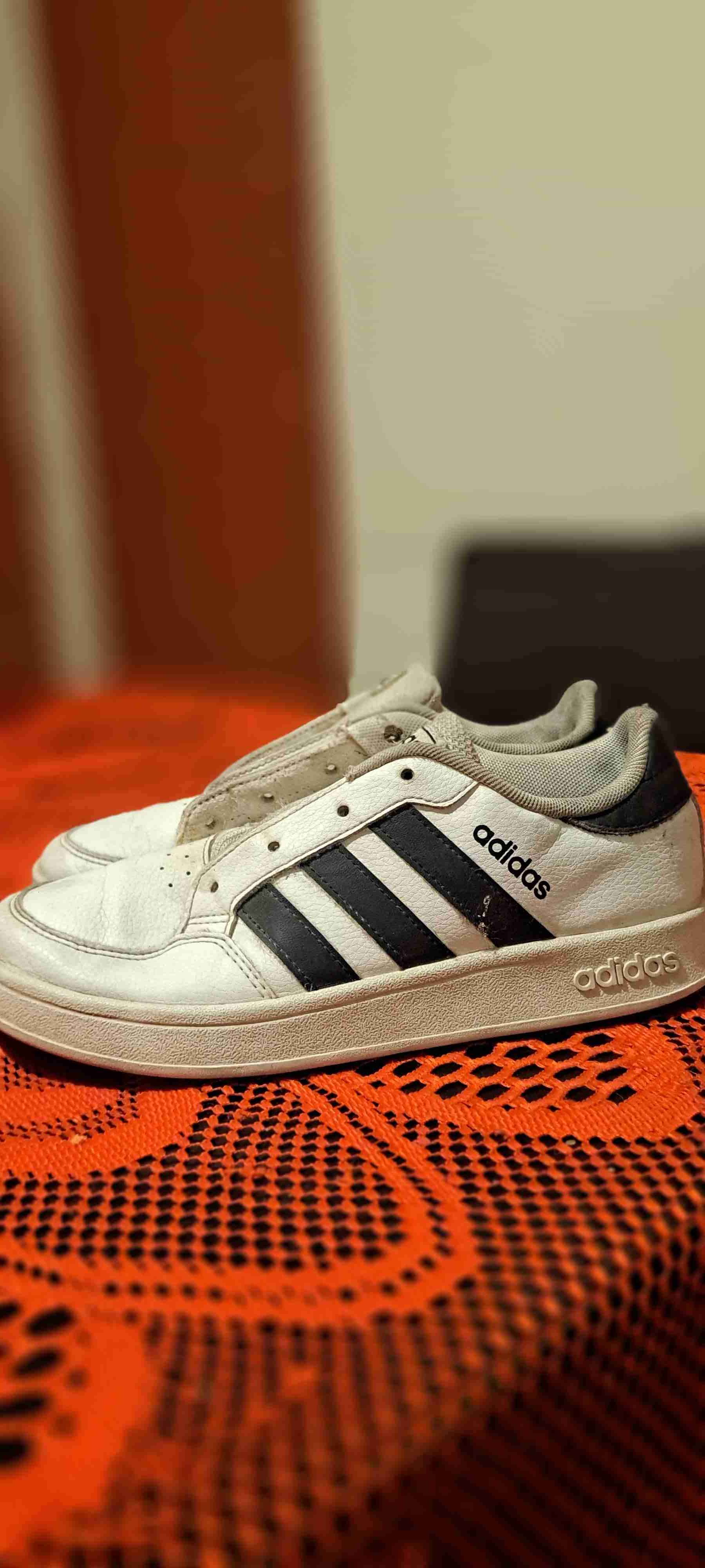 Zapatillas blancas con franjas negras - miniatura 2